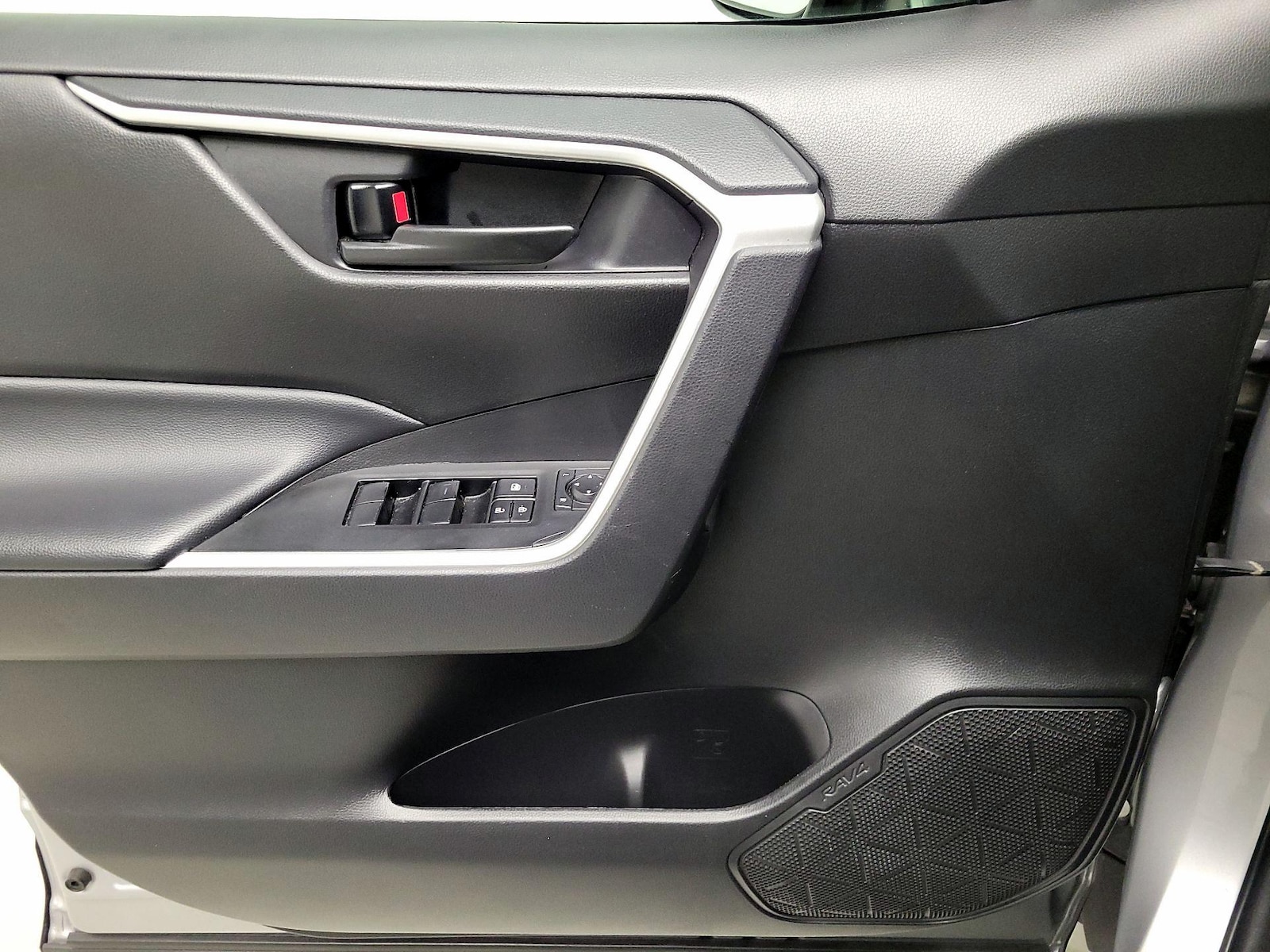 2024 Toyota RAV4 LE - Photo 13