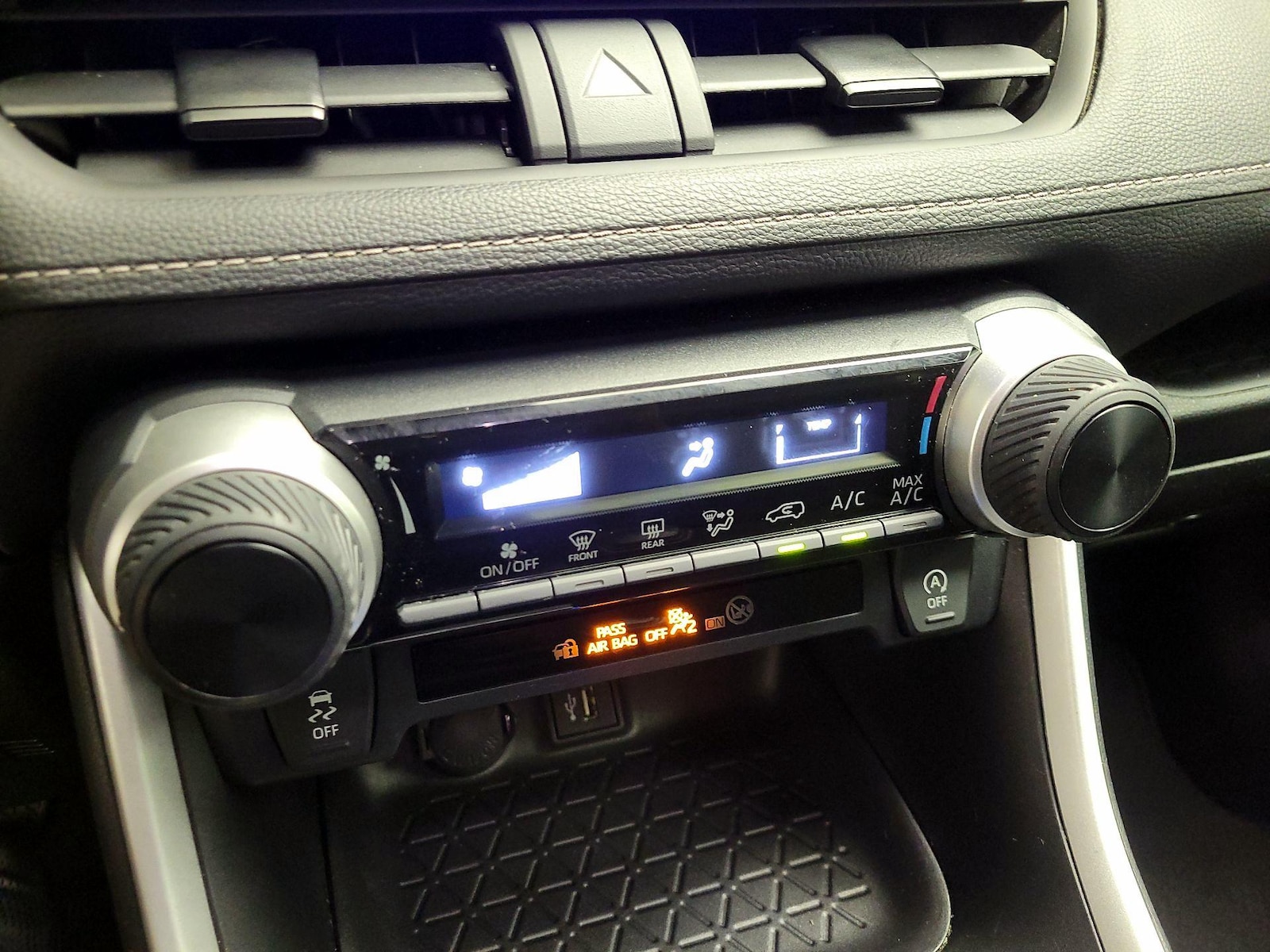 2024 Toyota RAV4 LE - Photo 17