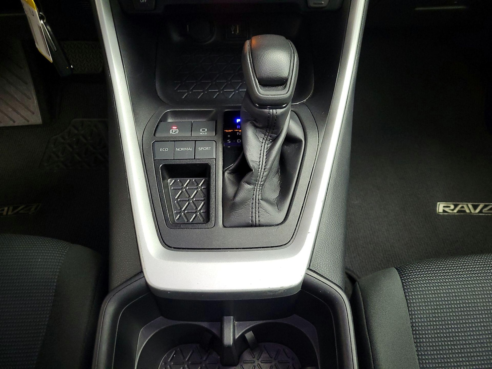 2024 Toyota RAV4 LE - Photo 18