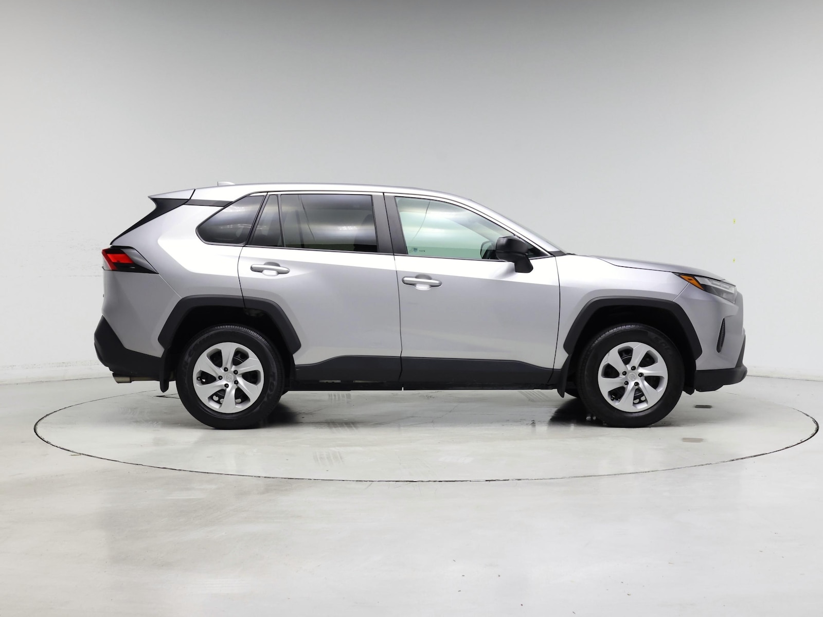 2024 Toyota RAV4 LE - Photo 8