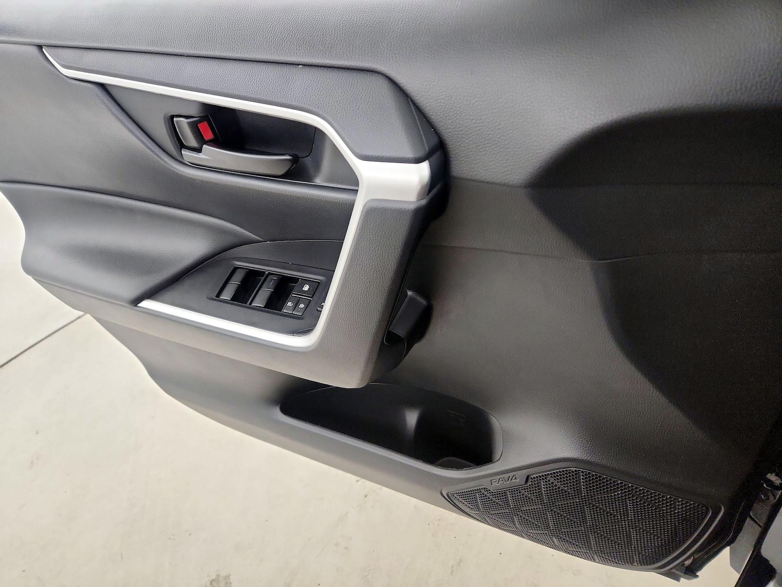 2023 Toyota RAV4 LE - Photo 13