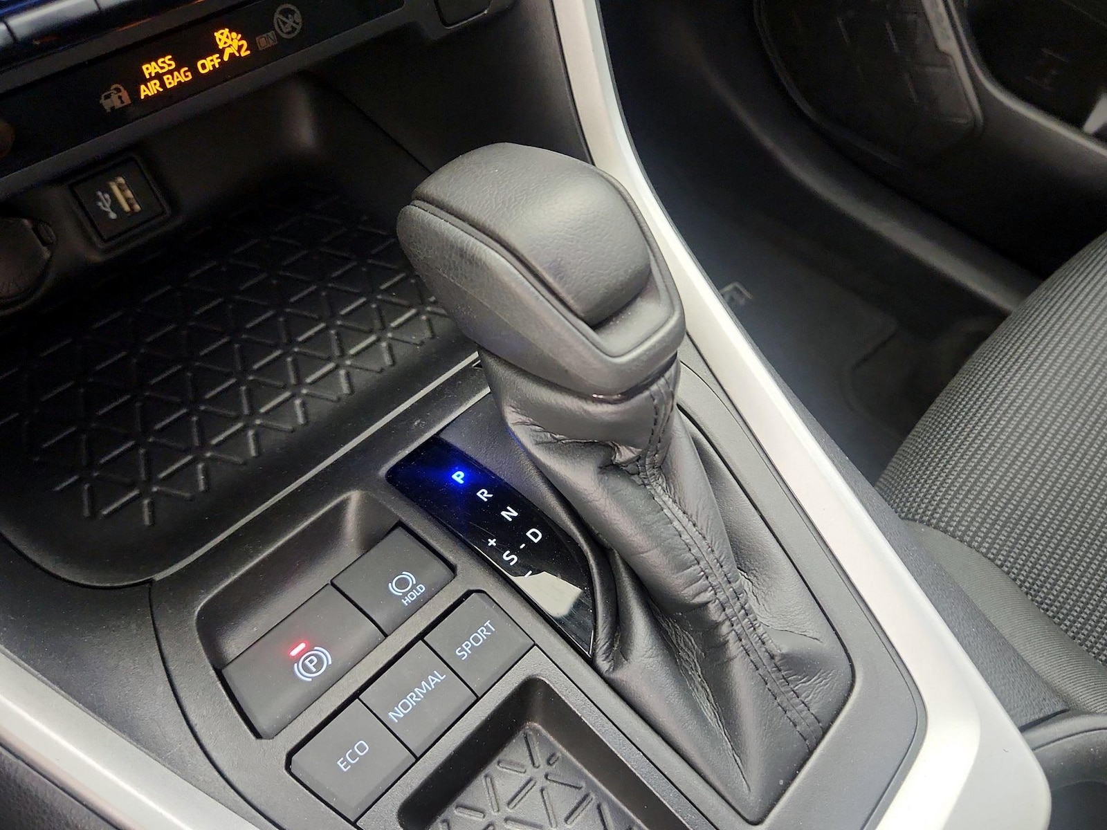 2023 Toyota RAV4 LE - Photo 18