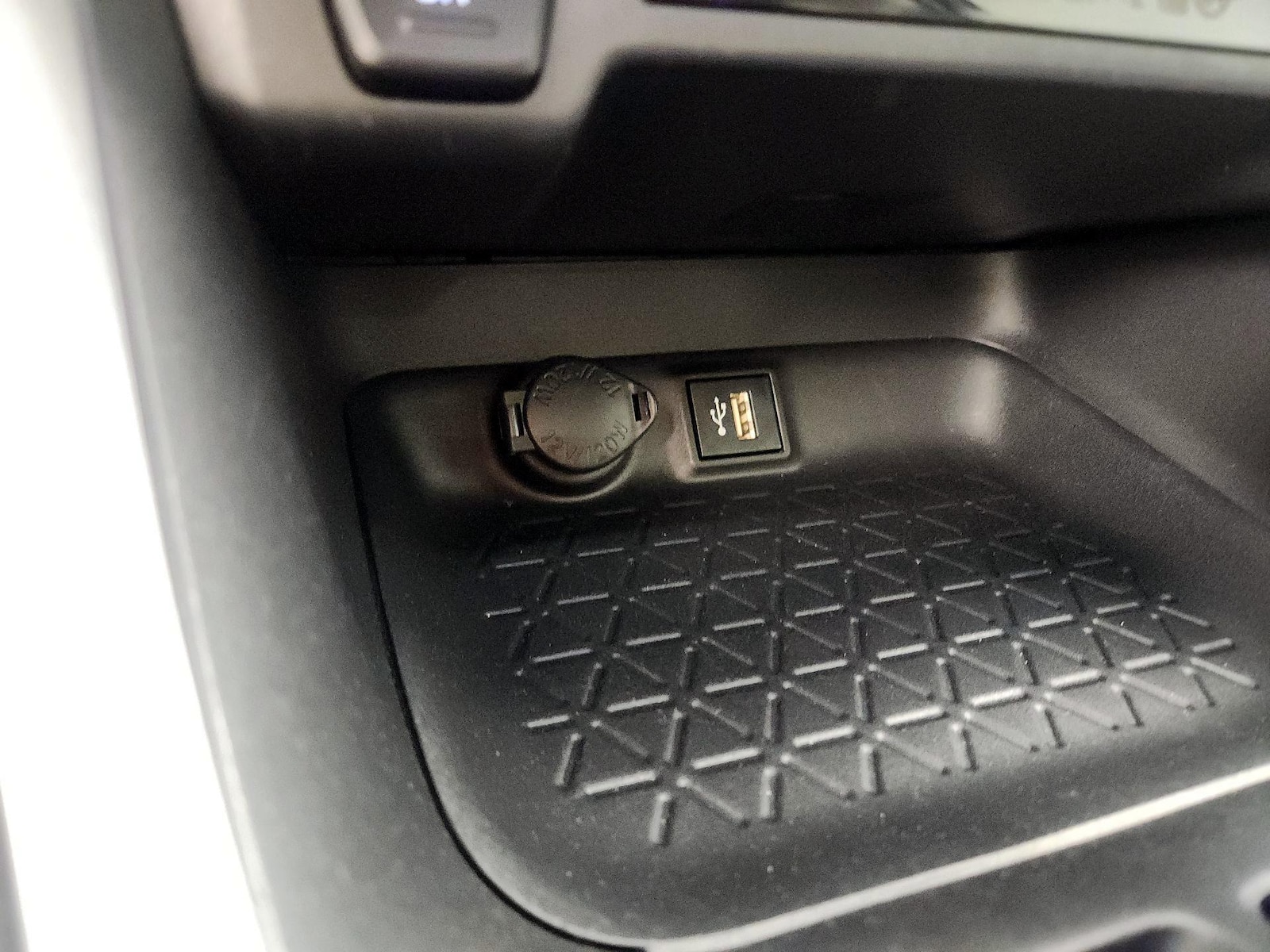 2023 Toyota RAV4 LE - Photo 19