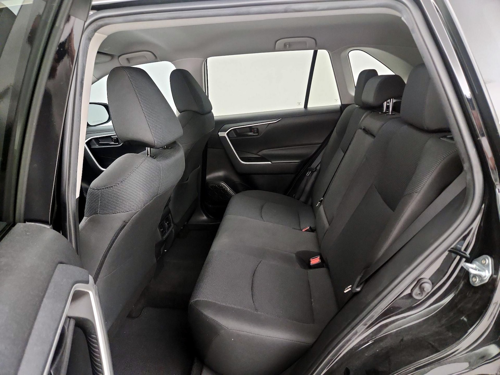 2023 Toyota RAV4 LE - Photo 20
