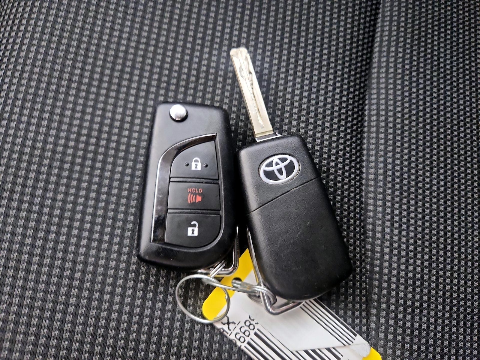 2023 Toyota RAV4 LE - Photo 23