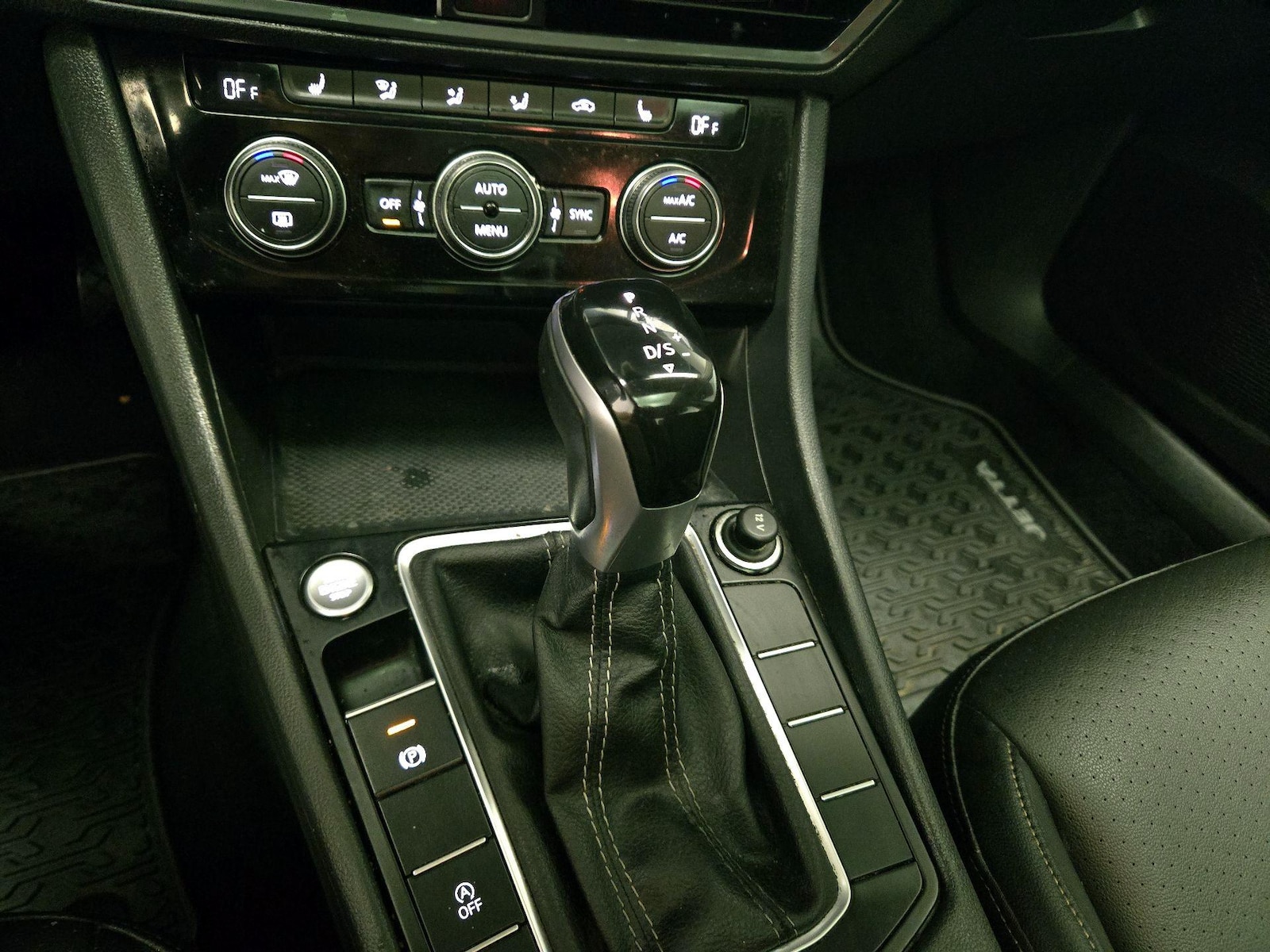 2022 Volkswagen Jetta SE - Photo 18