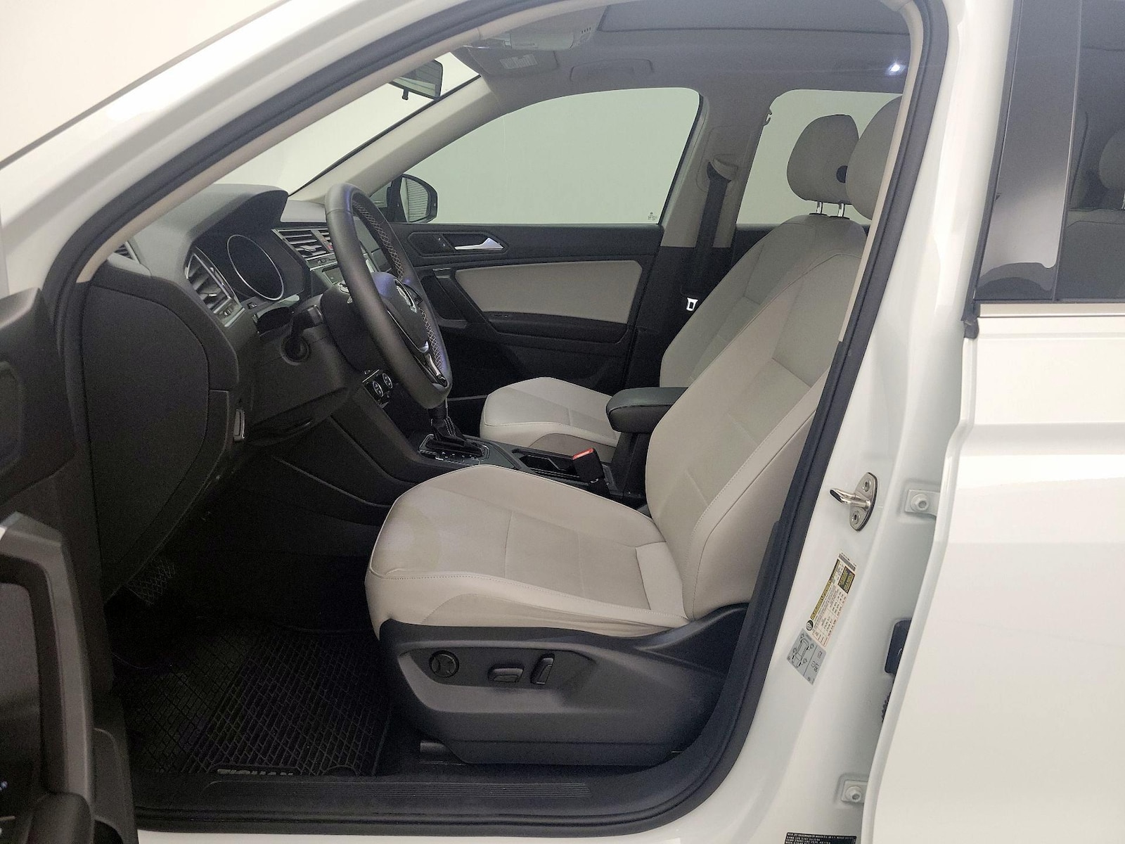 2021 Volkswagen Tiguan SE - Photo 12