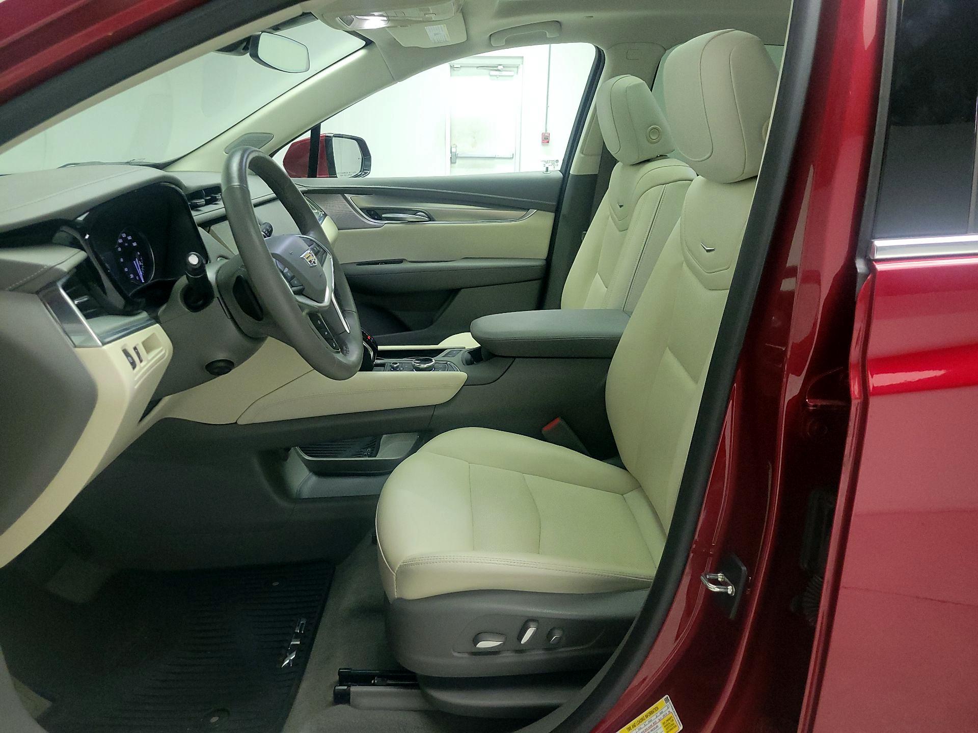 Thumbnail: 2023 Cadillac XT5 - 11