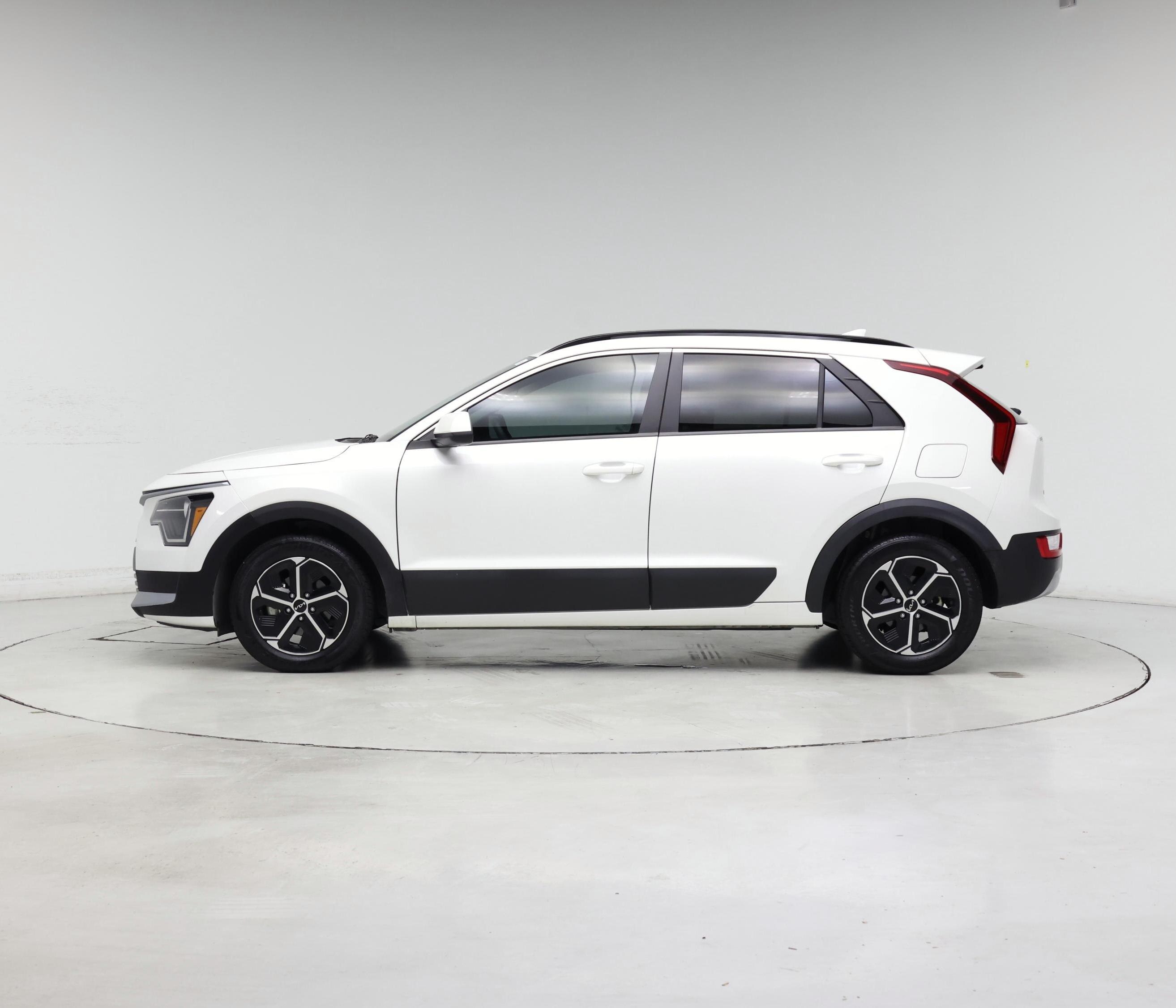Thumbnail: 2024 Kia Niro - 3