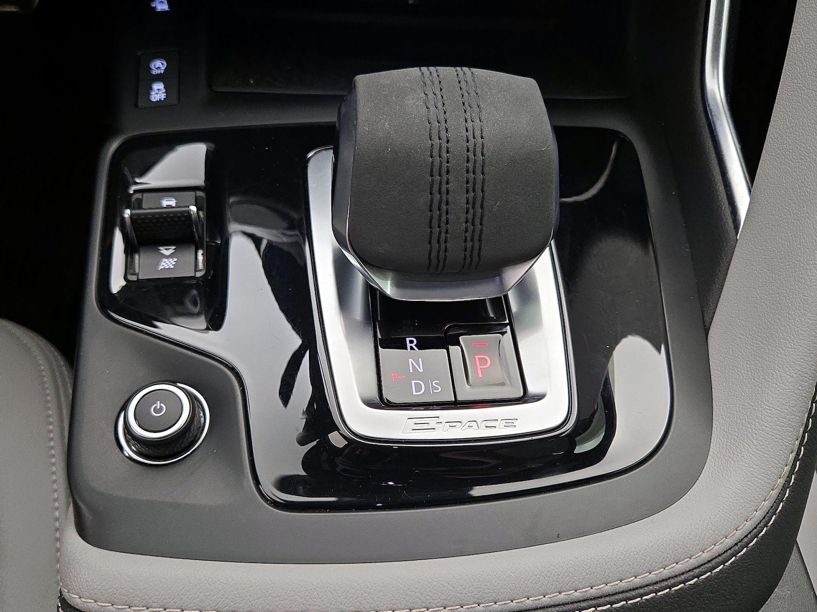 2024 Jaguar E-Pace R-DYNAMIC SE - Photo 19