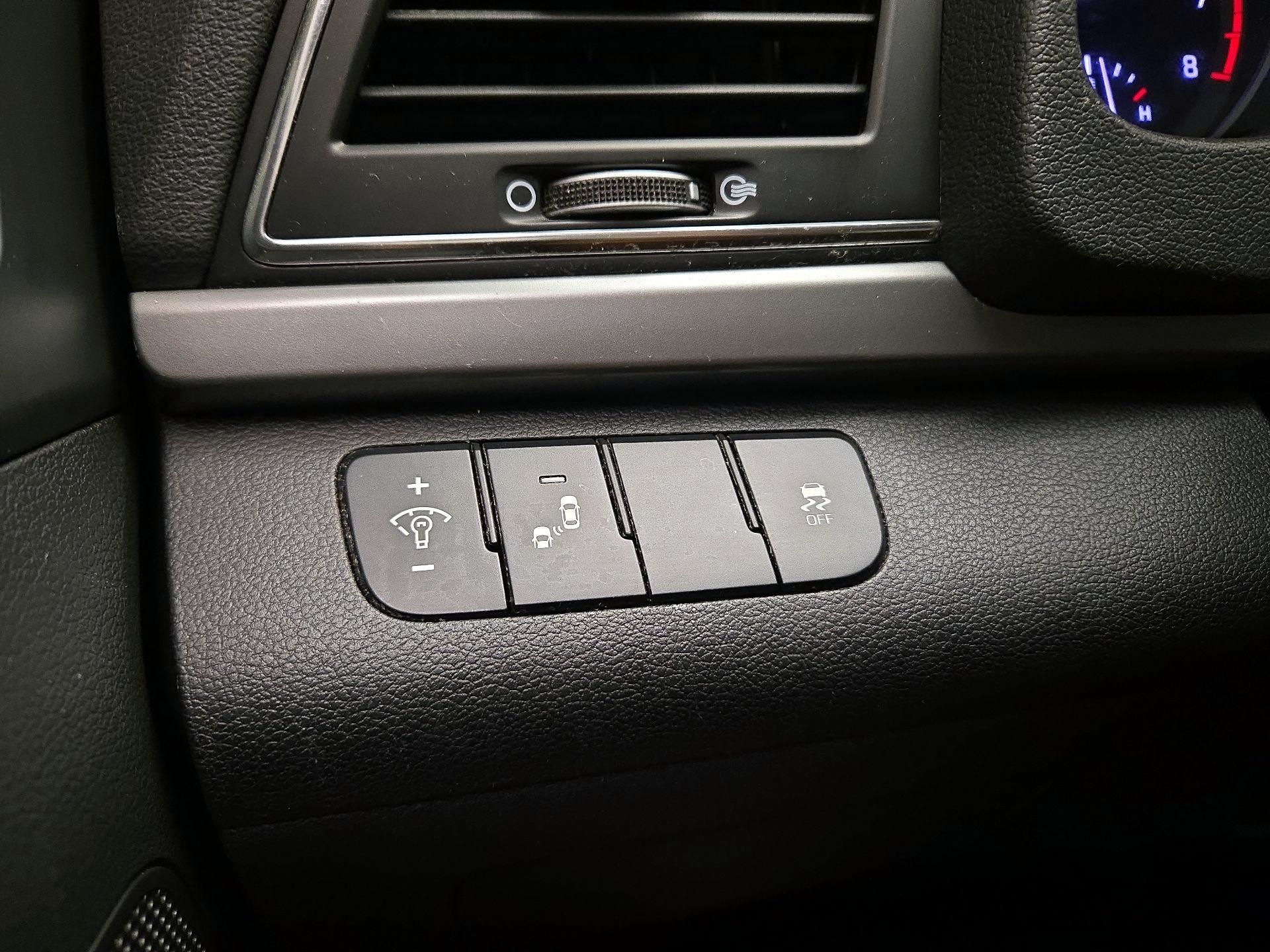 Thumbnail: 2018 Hyundai Elantra - 13