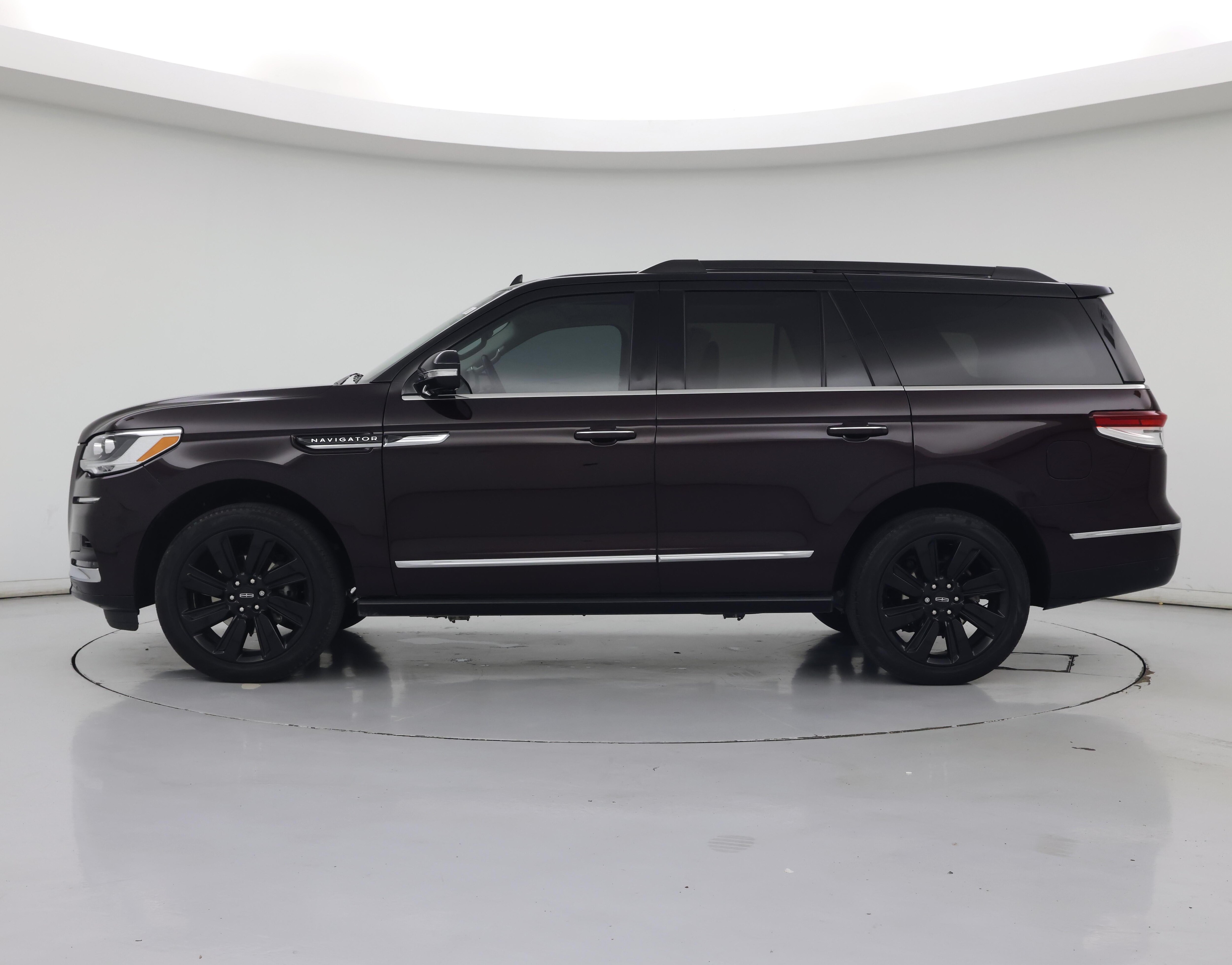 Thumbnail: 2024 Lincoln Navigator - 3