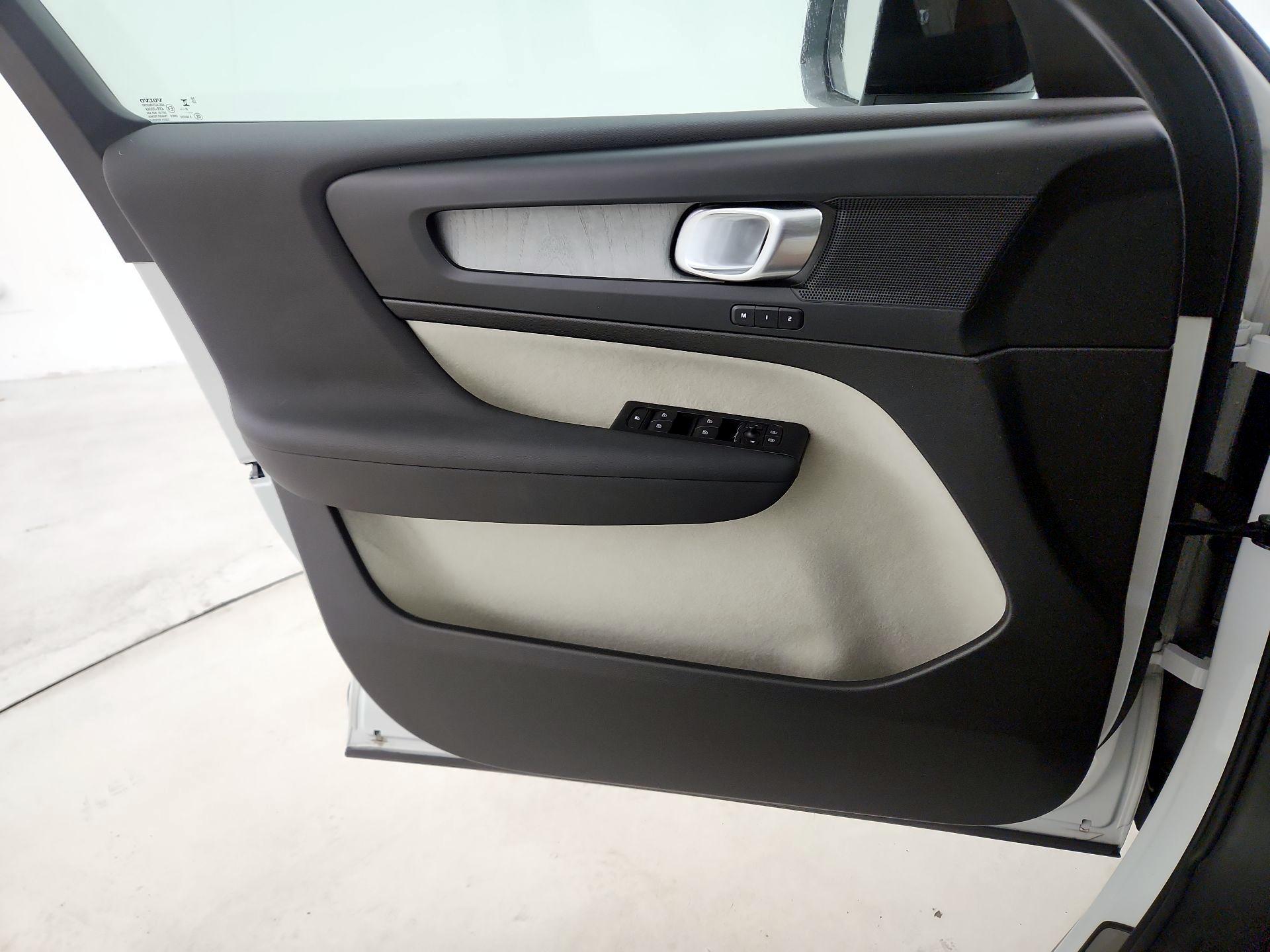 Thumbnail: 2026 Volvo XC40 - 12