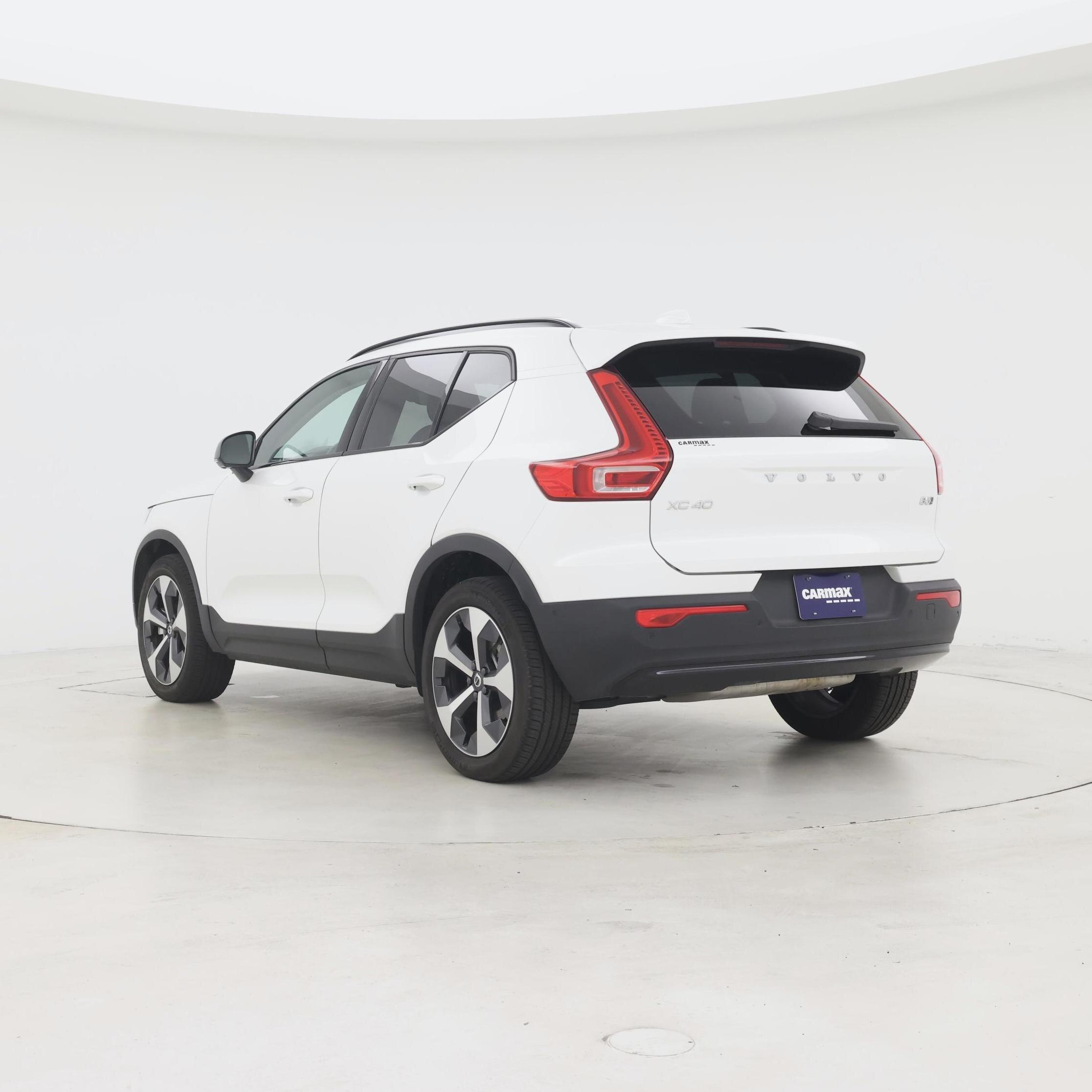 Thumbnail: 2026 Volvo XC40 - 2