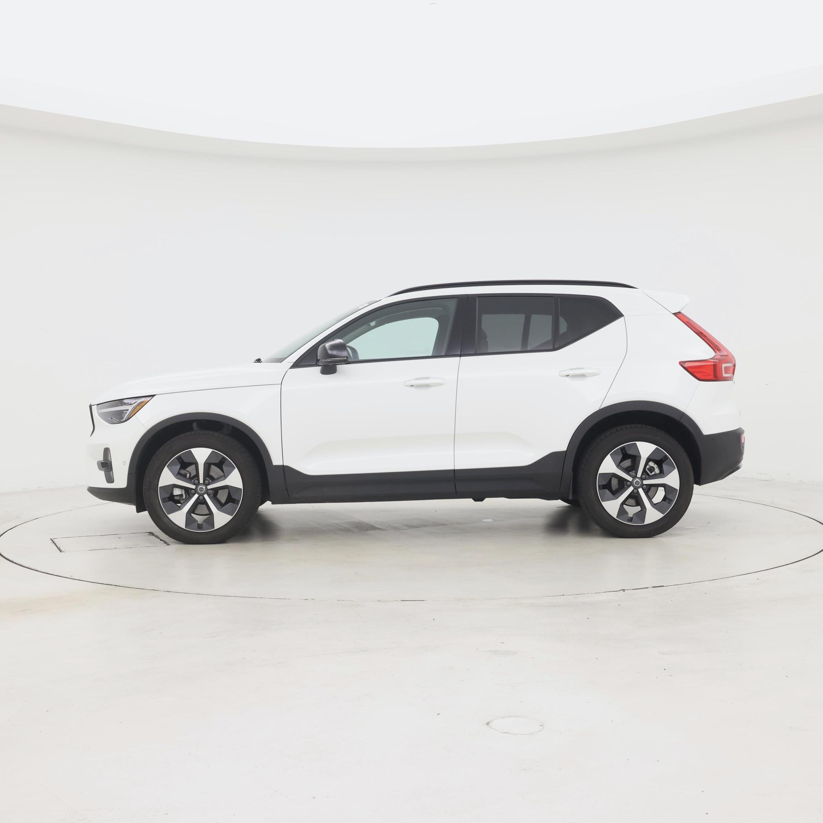 Thumbnail: 2026 Volvo XC40 - 3