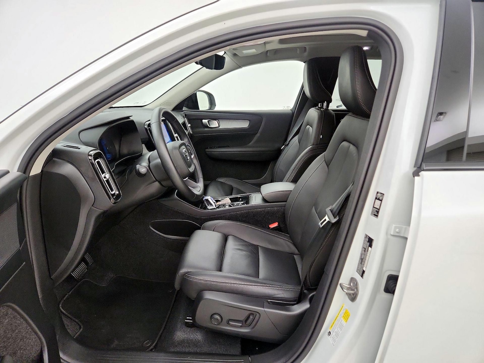 2026 Volvo XC40 Plus - Photo 12
