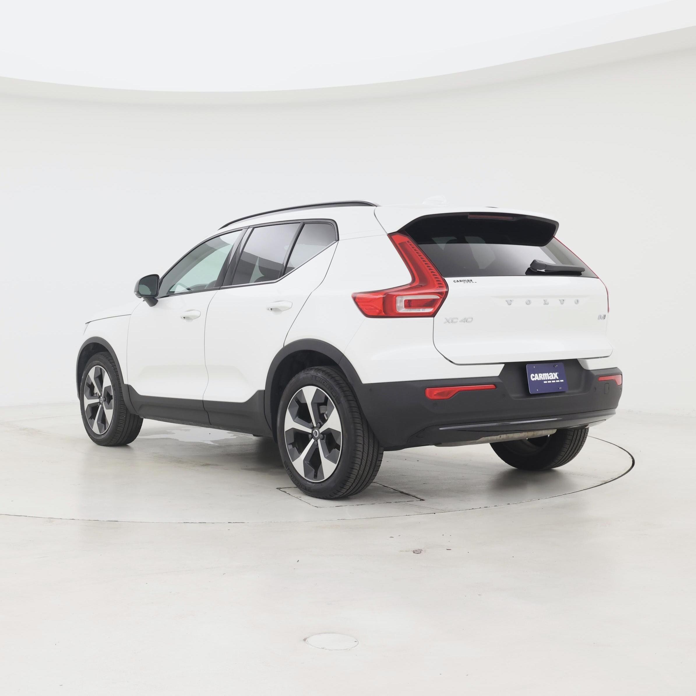 Thumbnail: 2026 Volvo XC40 - 2