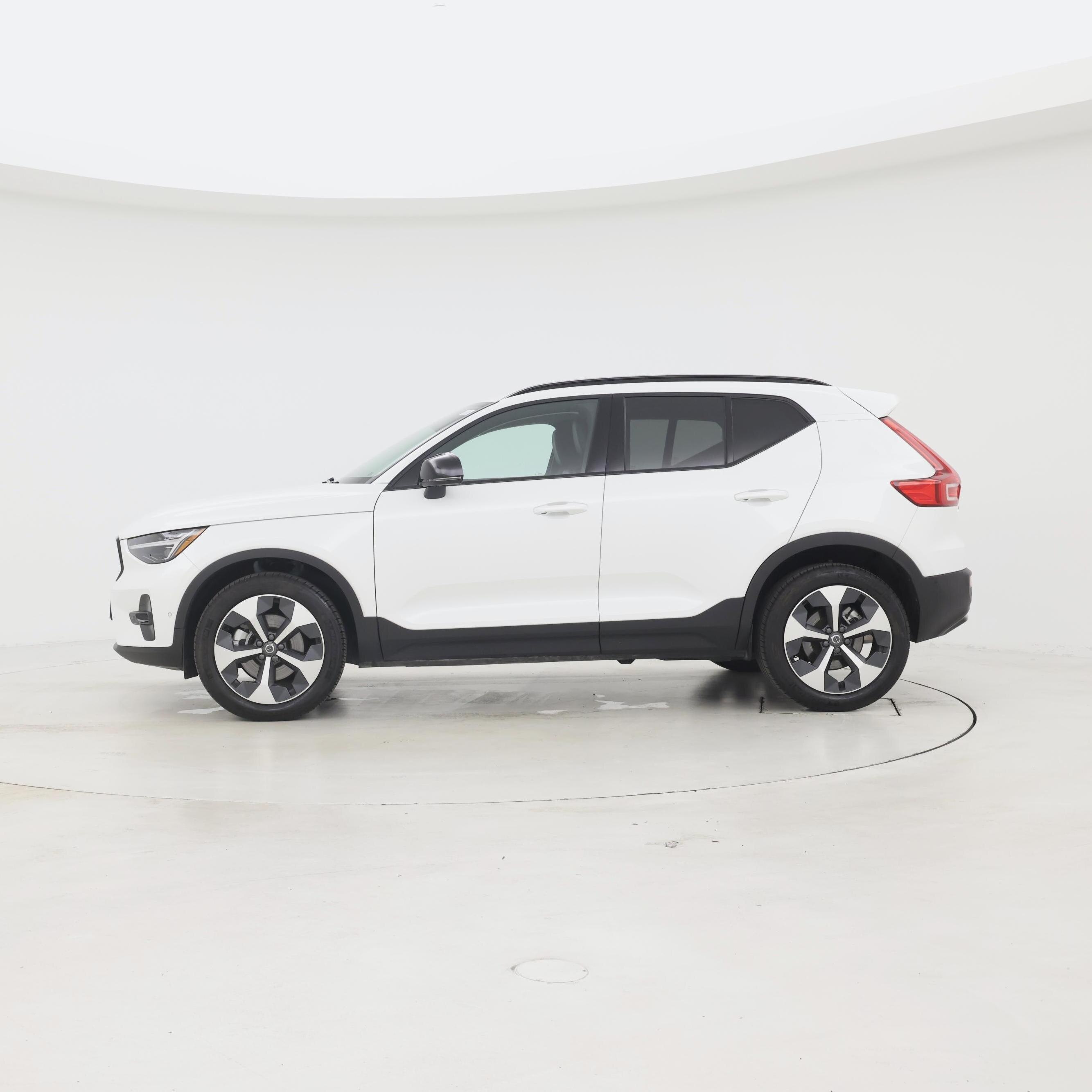 Thumbnail: 2026 Volvo XC40 - 3