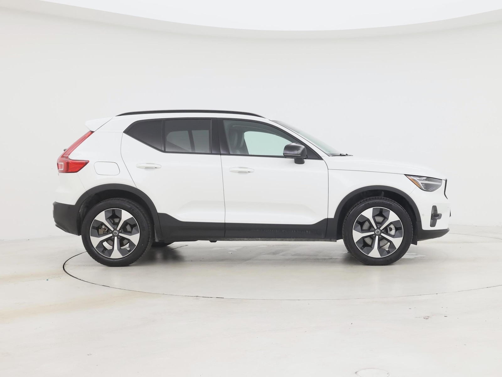 2026 Volvo XC40 Plus - Photo 8