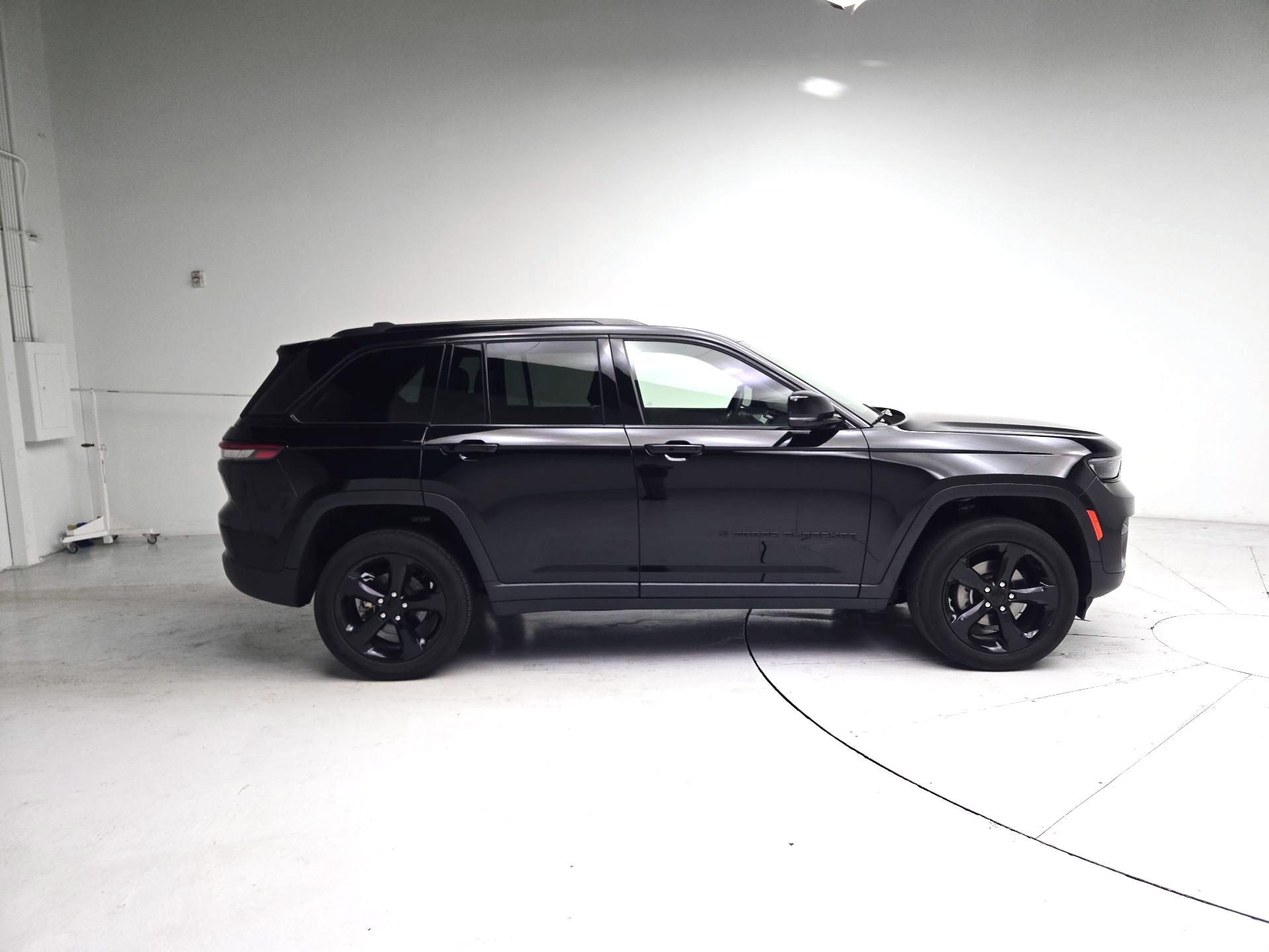 Thumbnail: 2023 Jeep Grand Cherokee - 4
