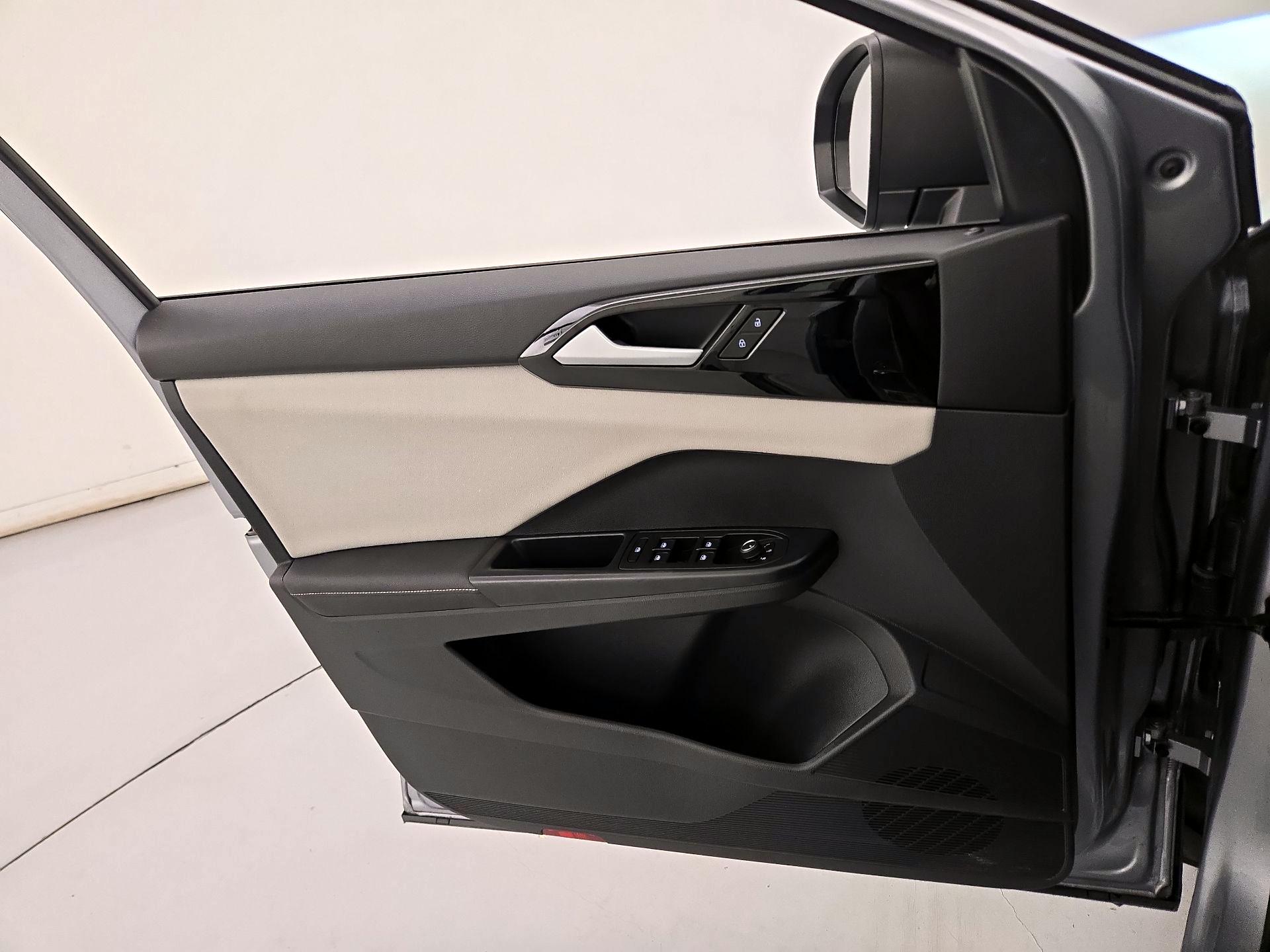 Thumbnail: 2025 Volkswagen Taos - 12