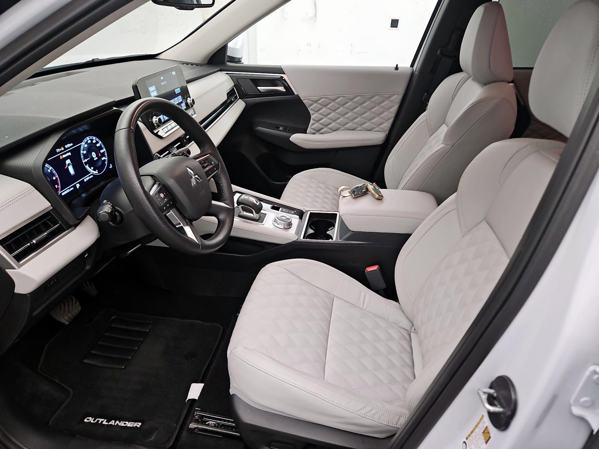 Thumbnail: 2024 Mitsubishi Outlander - 11