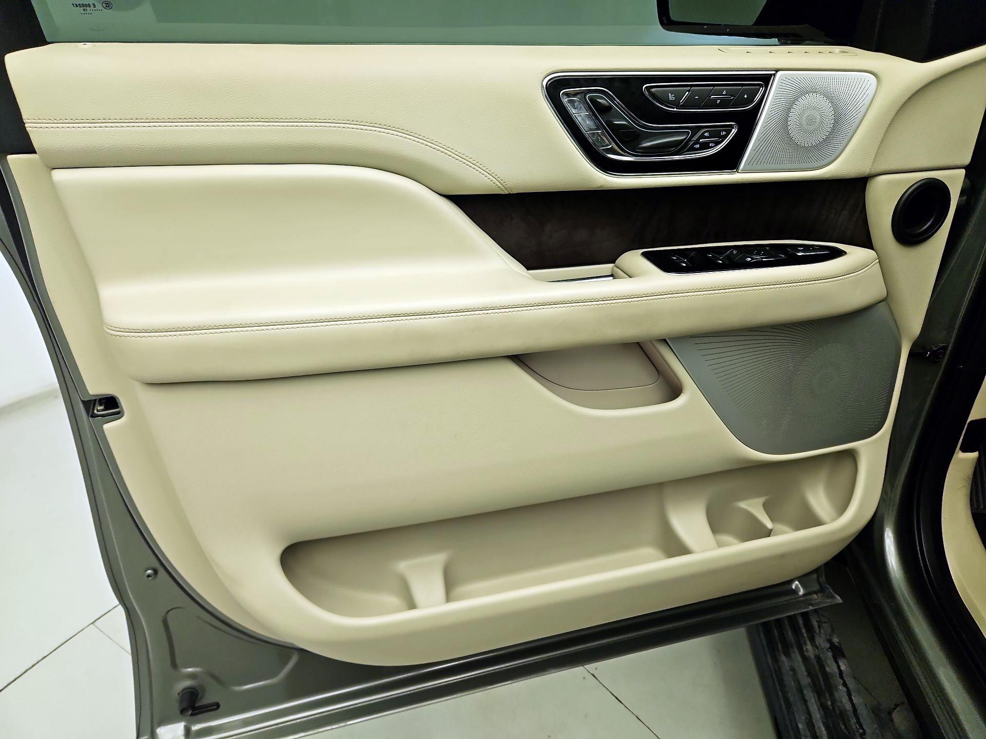 Thumbnail: 2019 Lincoln Navigator - 12