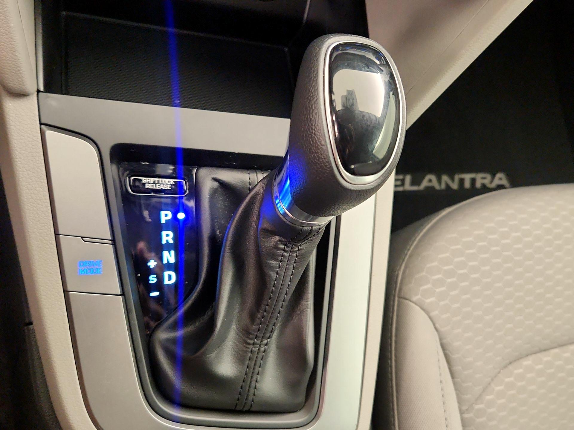 Thumbnail: 2020 Hyundai Elantra - 17