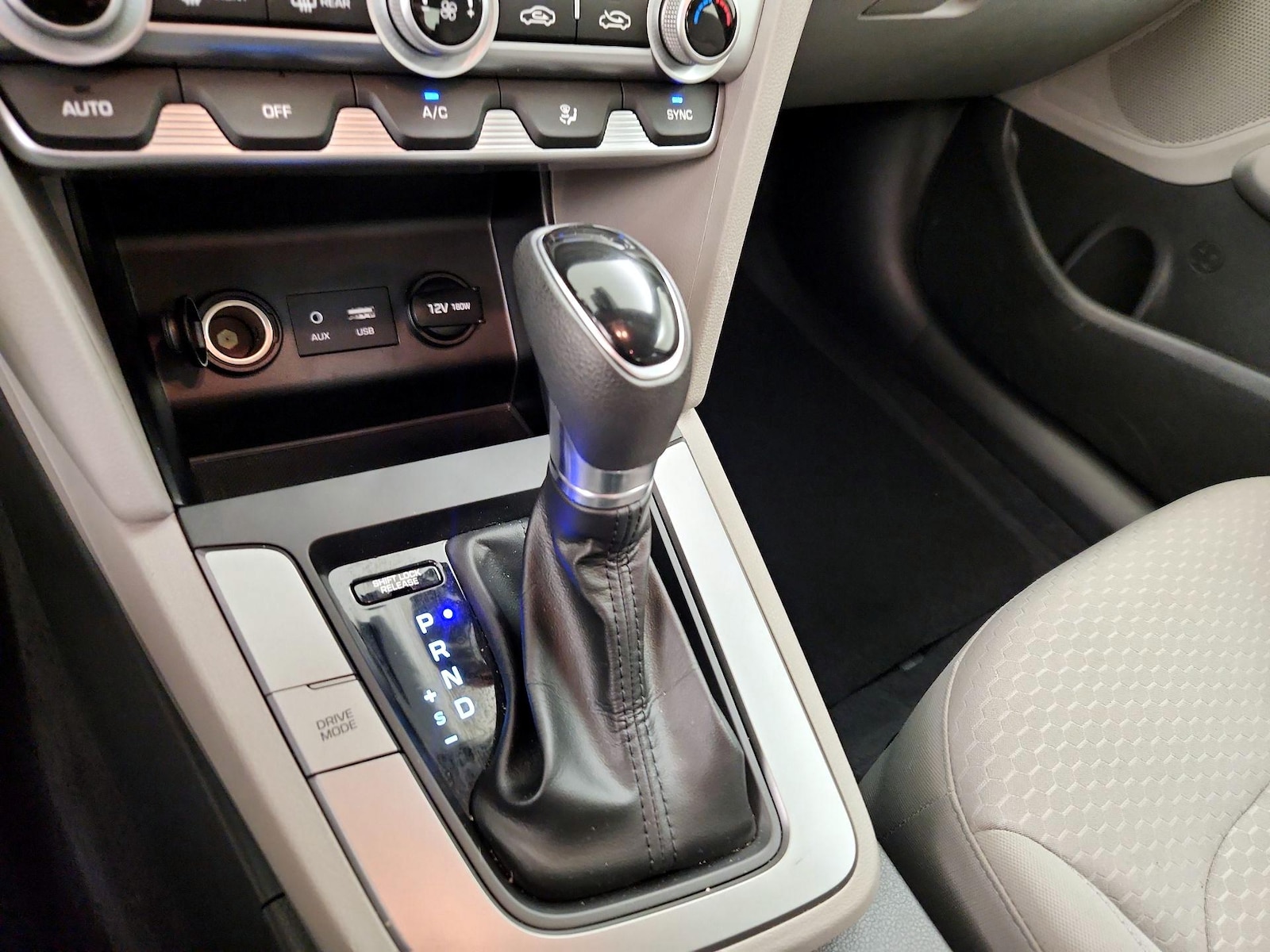 2020 Hyundai Elantra SE - Photo 18