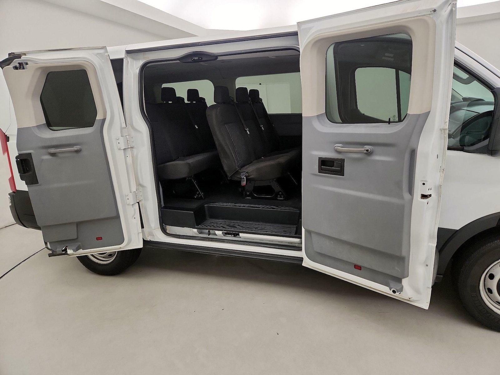 2019 Ford Transit Passenger Van XLT - Photo 20