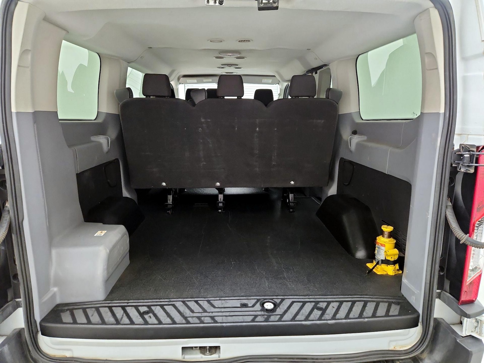 2019 Ford Transit Passenger Van XLT - Photo 22