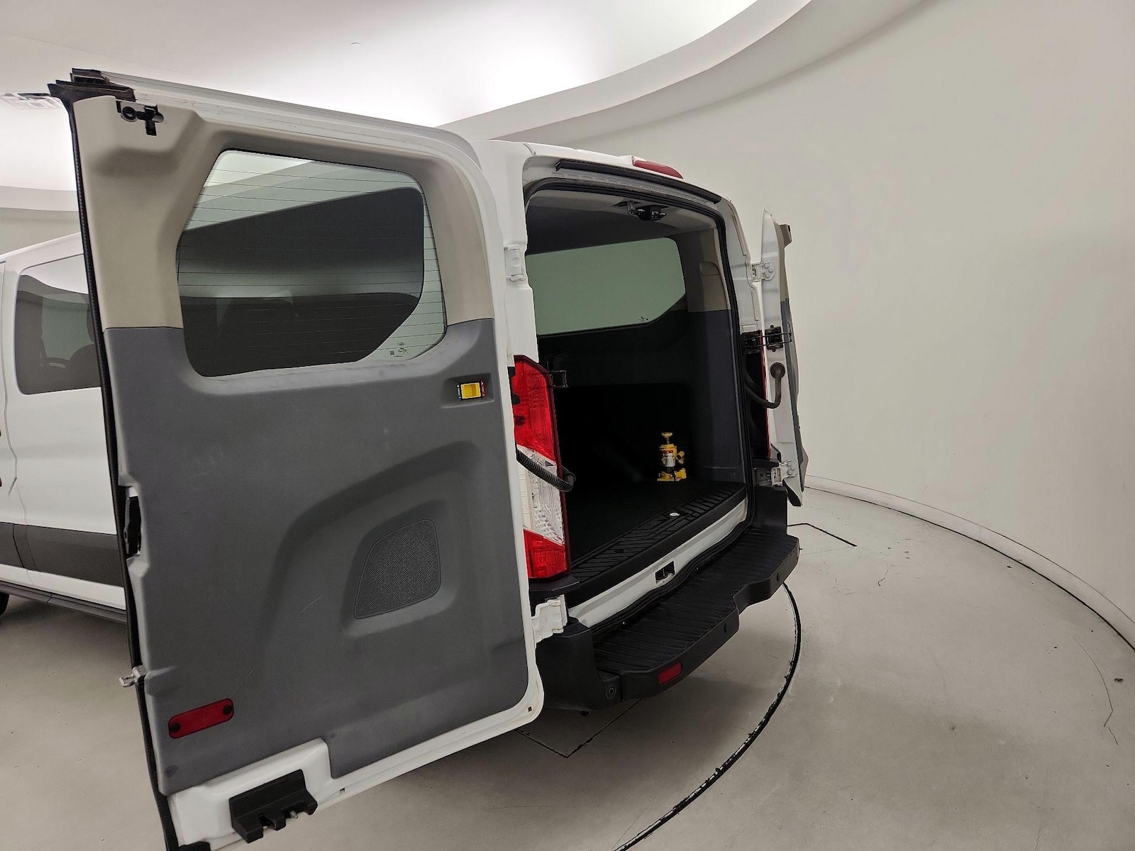 2019 Ford Transit Passenger Van XLT - Photo 23