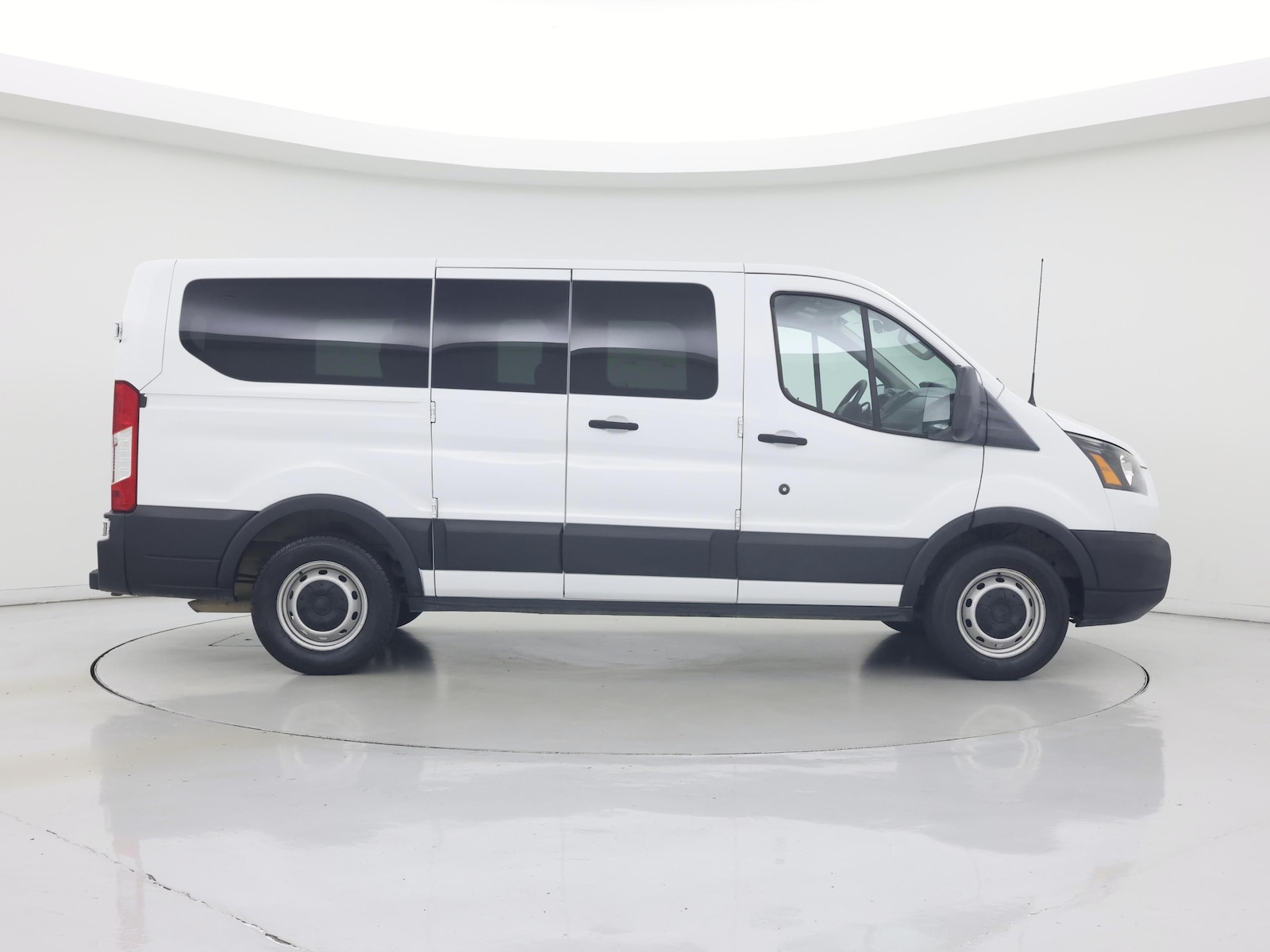 2019 Ford Transit Passenger Van XLT - Photo 8