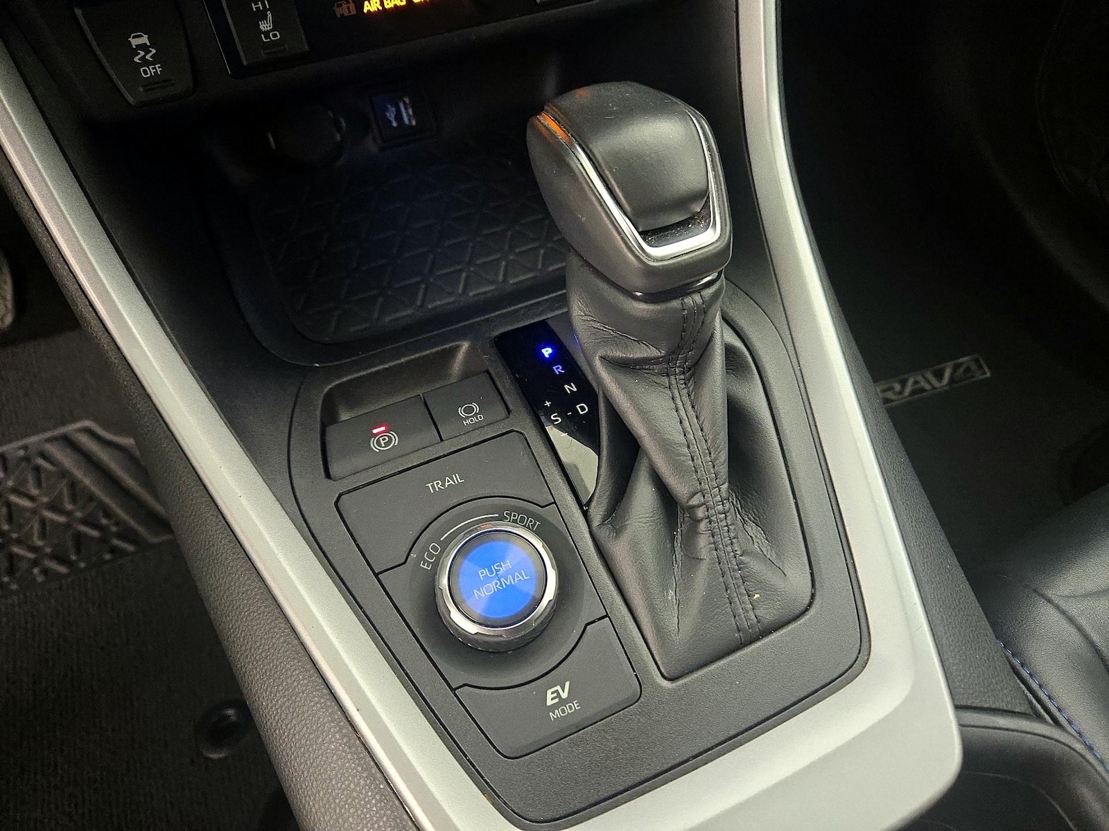 2024 Toyota RAV4 XSE - Photo 19