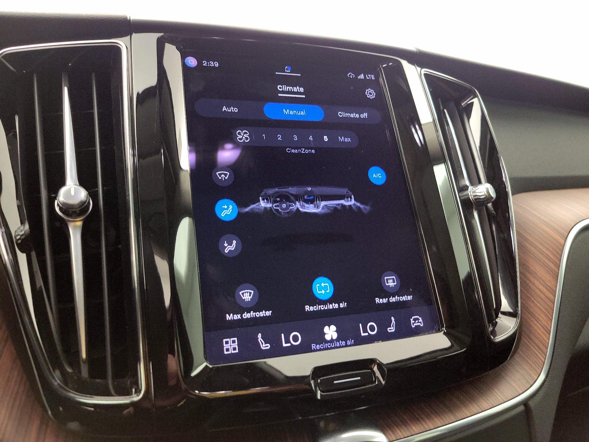 Thumbnail: 2023 Volvo XC60 - 17
