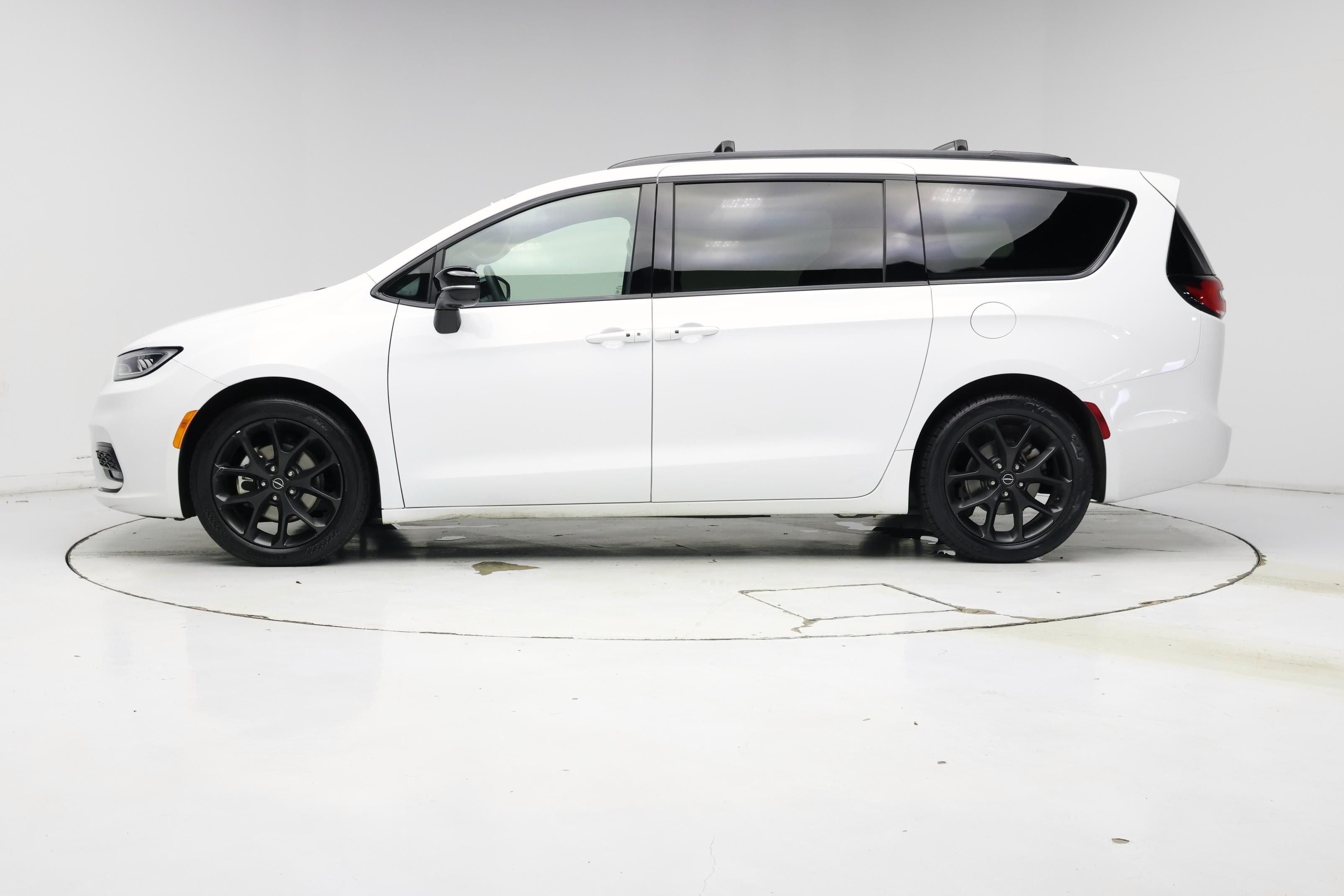 Thumbnail: 2025 Chrysler Pacifica - 3