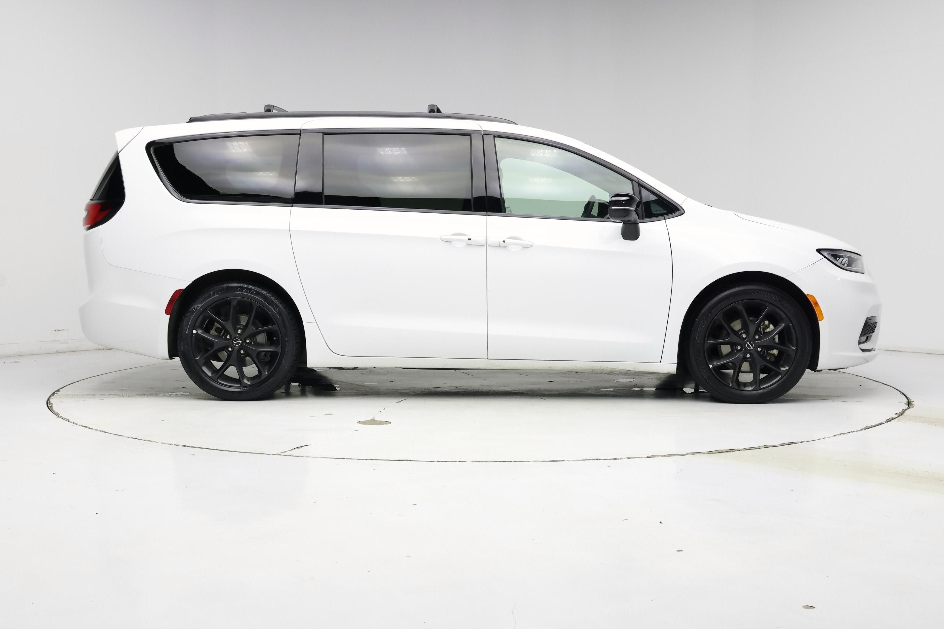 Thumbnail: 2025 Chrysler Pacifica - 7