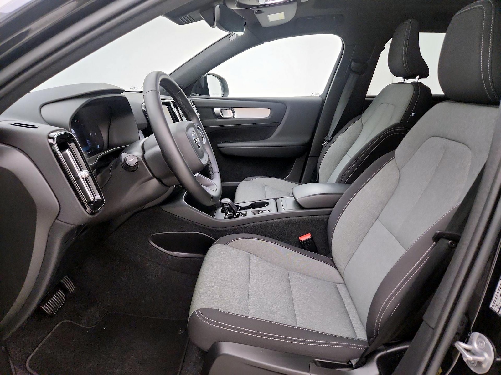 2025 Volvo XC40 Core - Photo 12