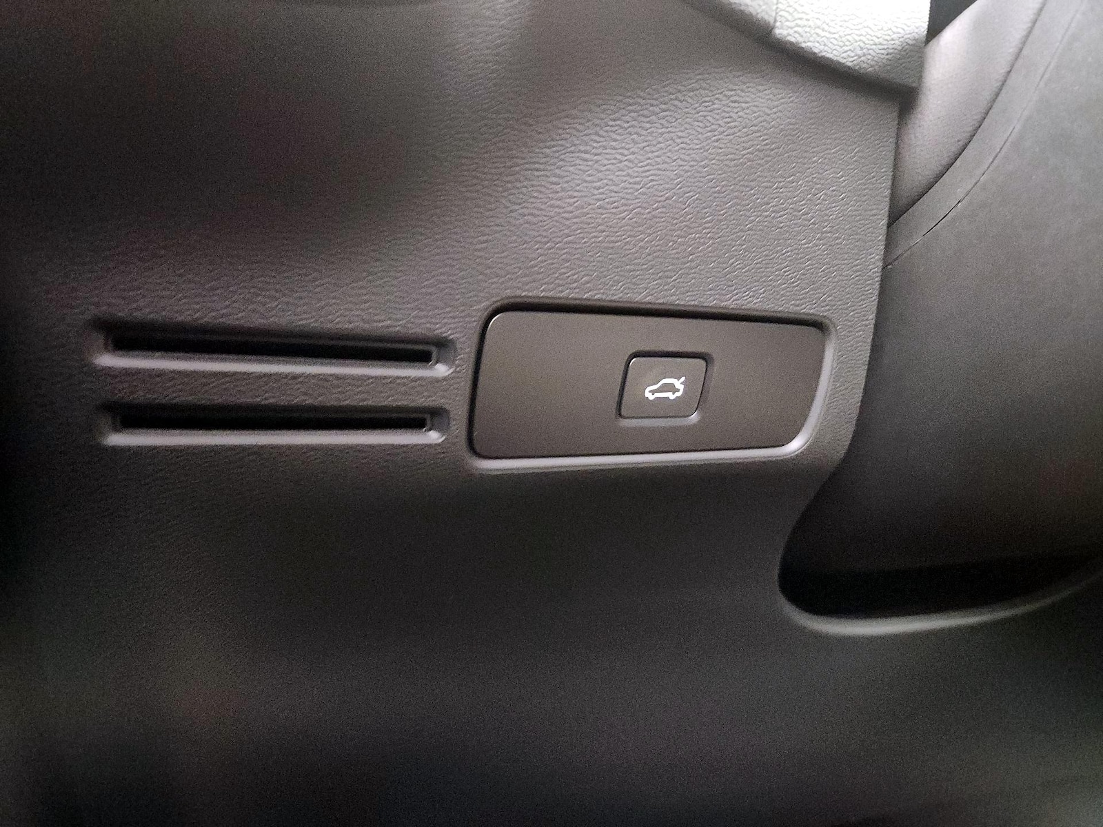 2025 Volvo XC40 Core - Photo 14