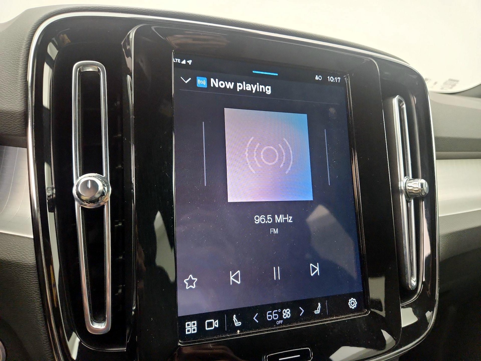 2025 Volvo XC40 Core - Photo 17
