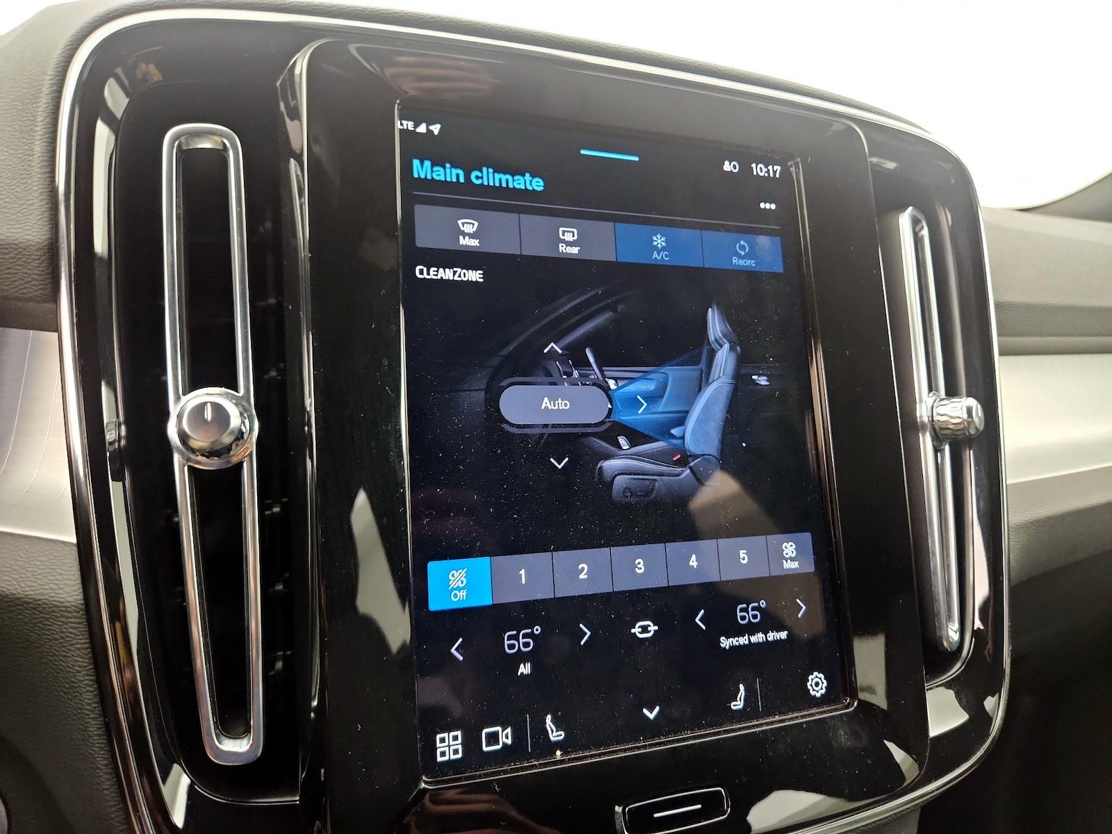 2025 Volvo XC40 Core - Photo 18