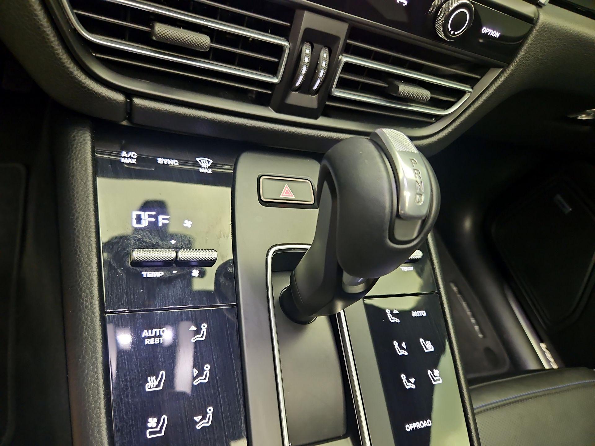 Thumbnail: 2022 Porsche Macan - 17