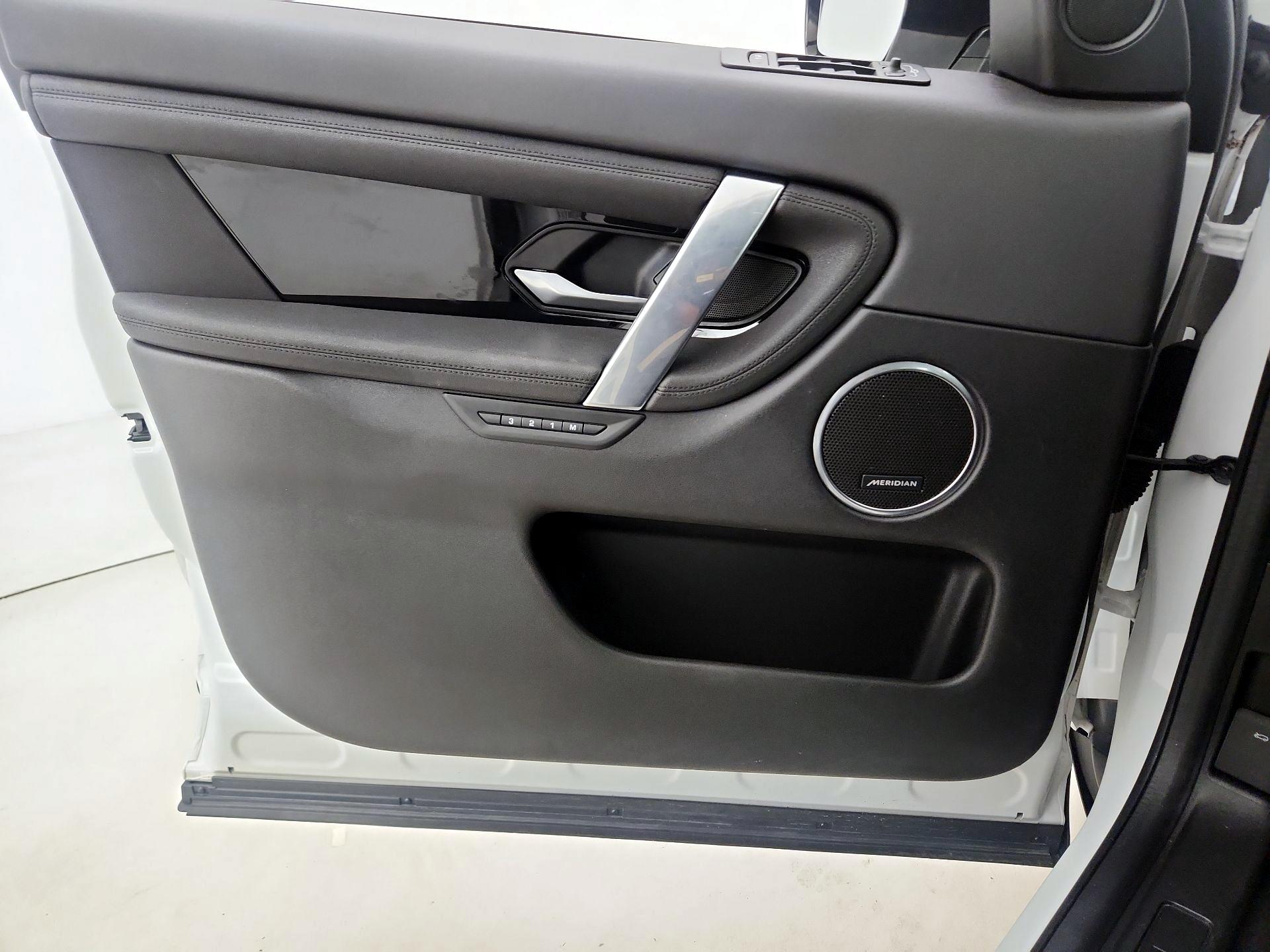 Thumbnail: 2020 Land Rover Discovery Sport - 12
