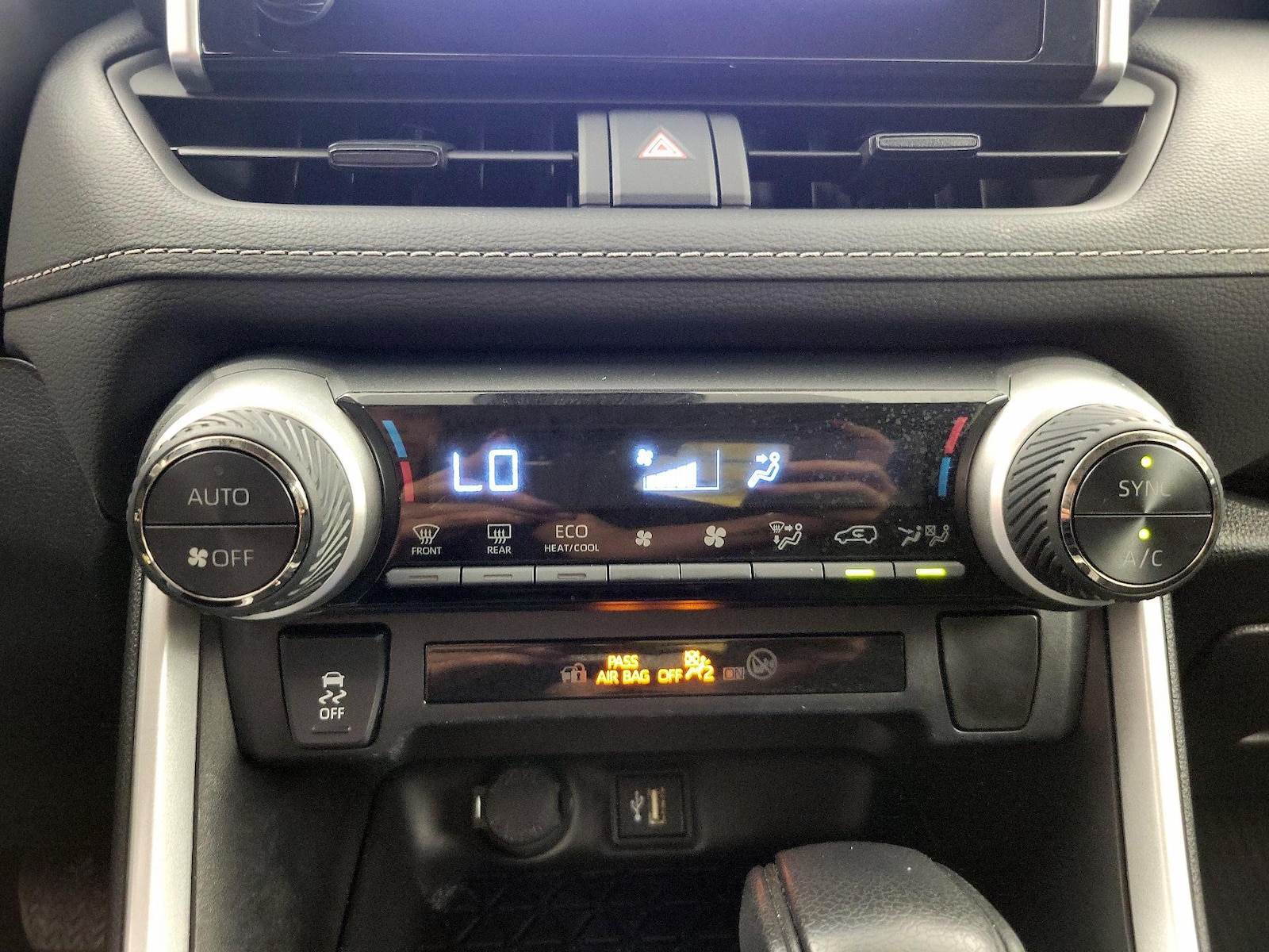2024 Toyota RAV4 LE - Photo 17