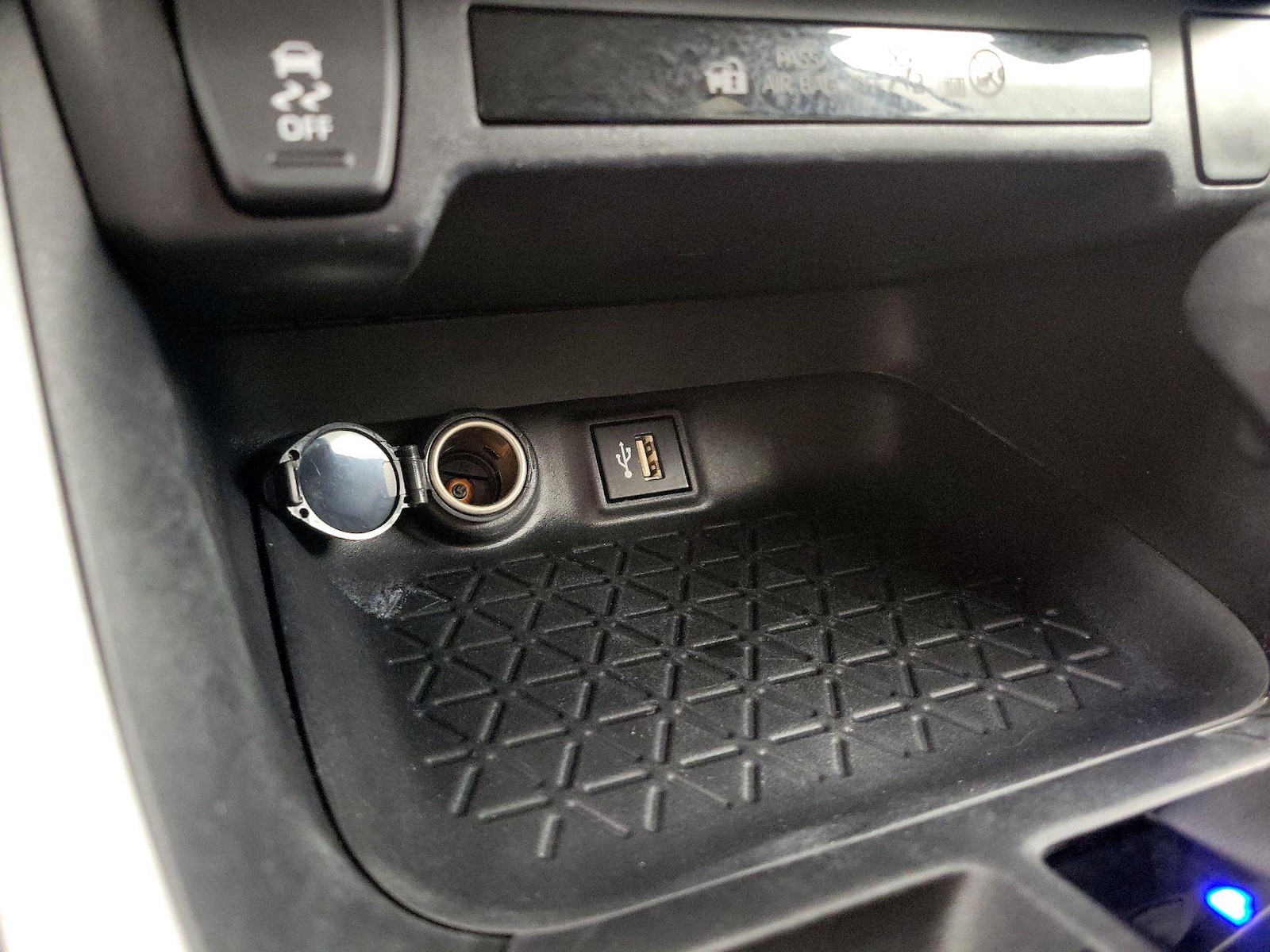 2024 Toyota RAV4 LE - Photo 19