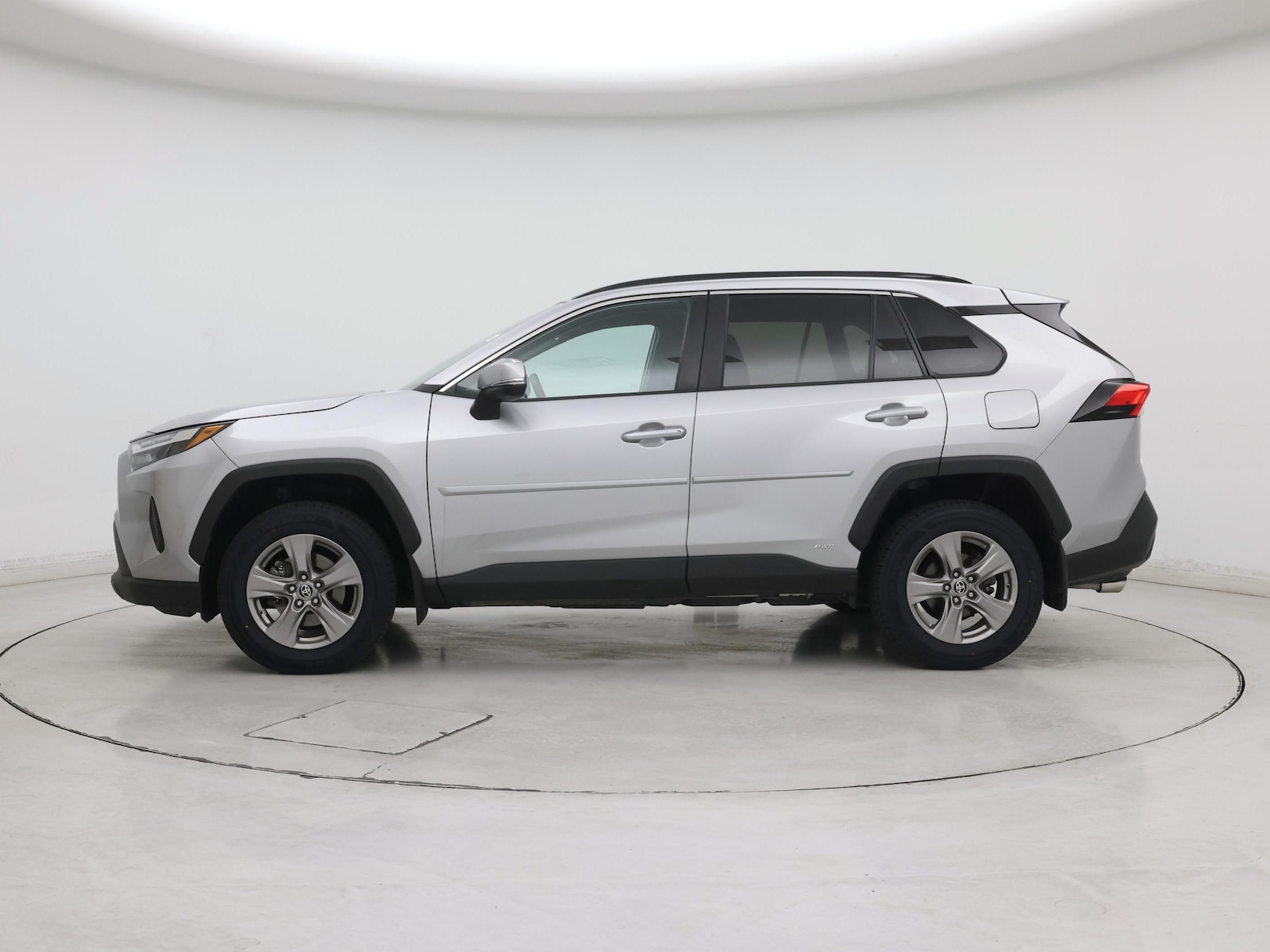 2024 Toyota RAV4 LE - Photo 4