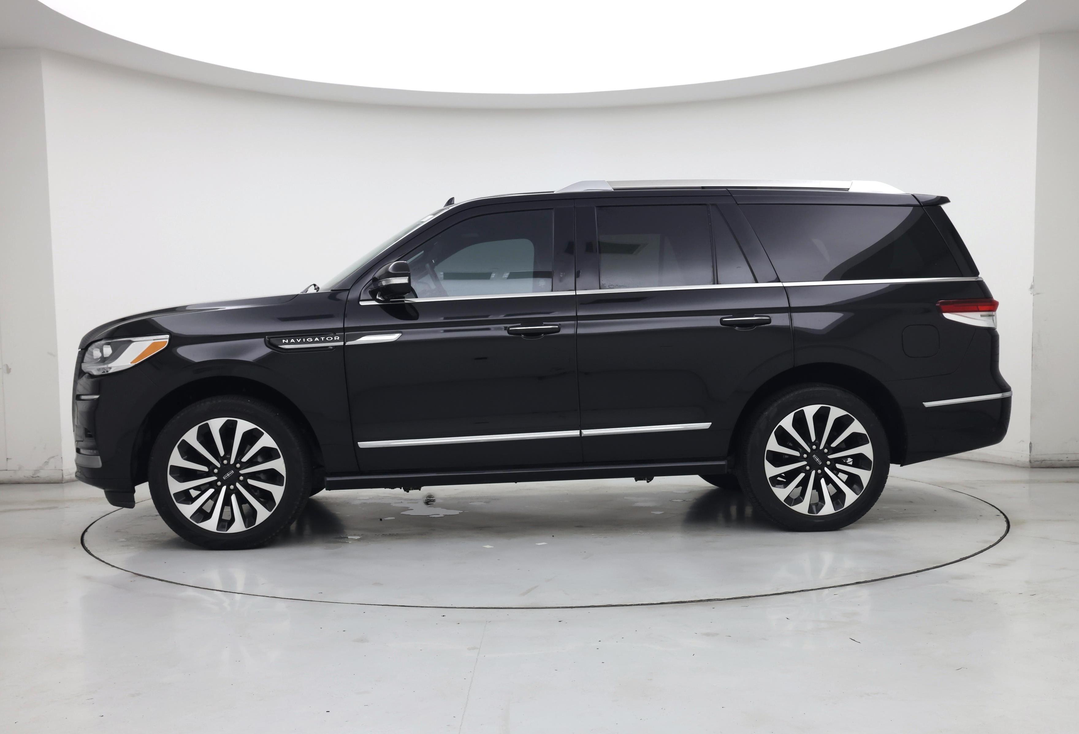 Thumbnail: 2024 Lincoln Navigator - 3