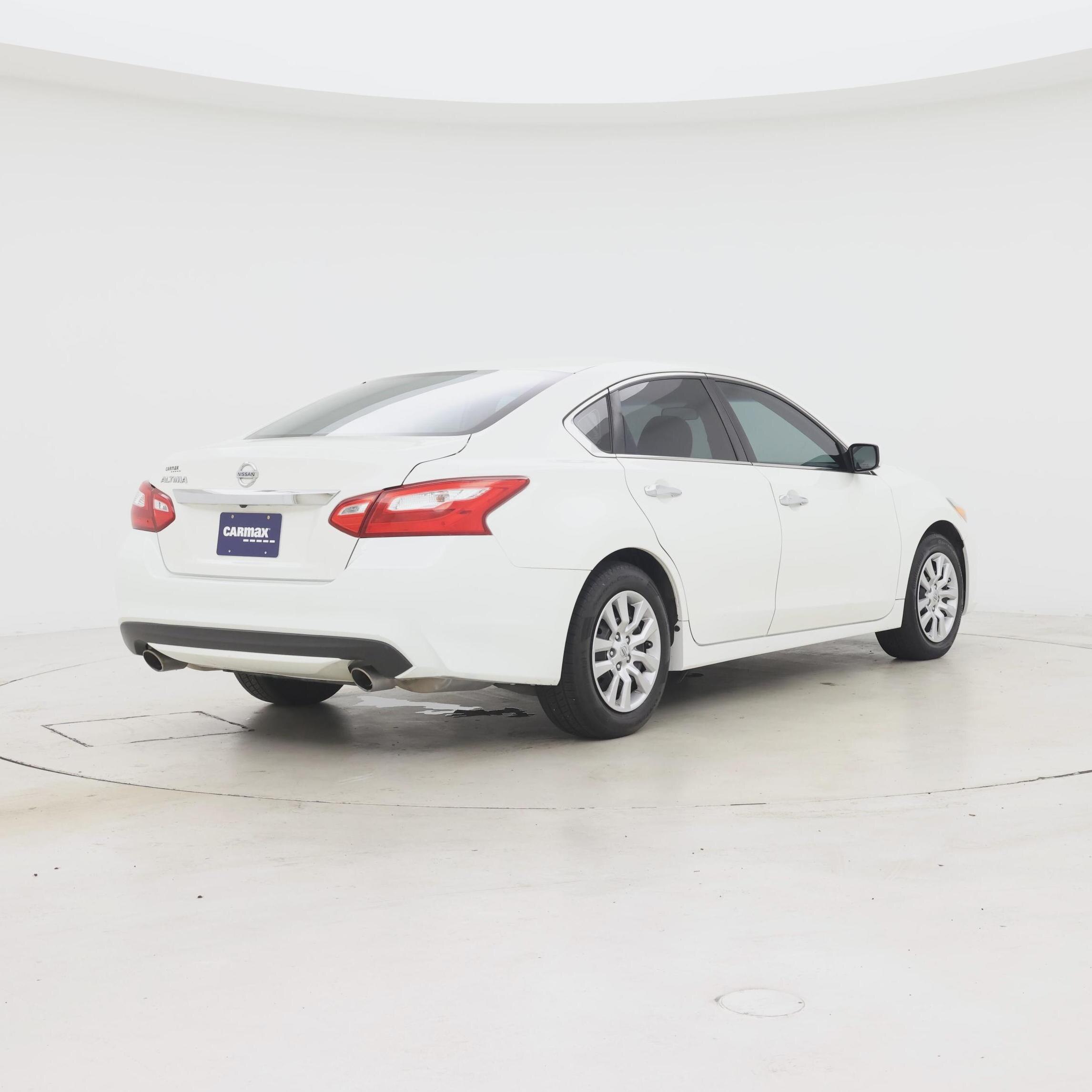 Thumbnail: 2017 Nissan Altima - 8