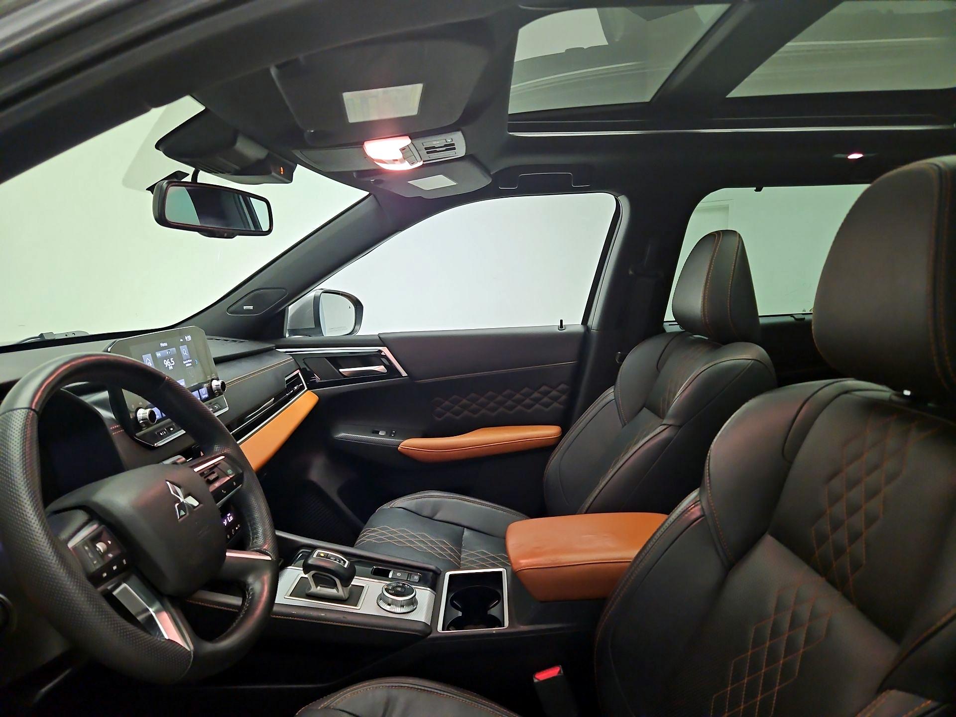 Thumbnail: 2023 Mitsubishi Outlander - 20