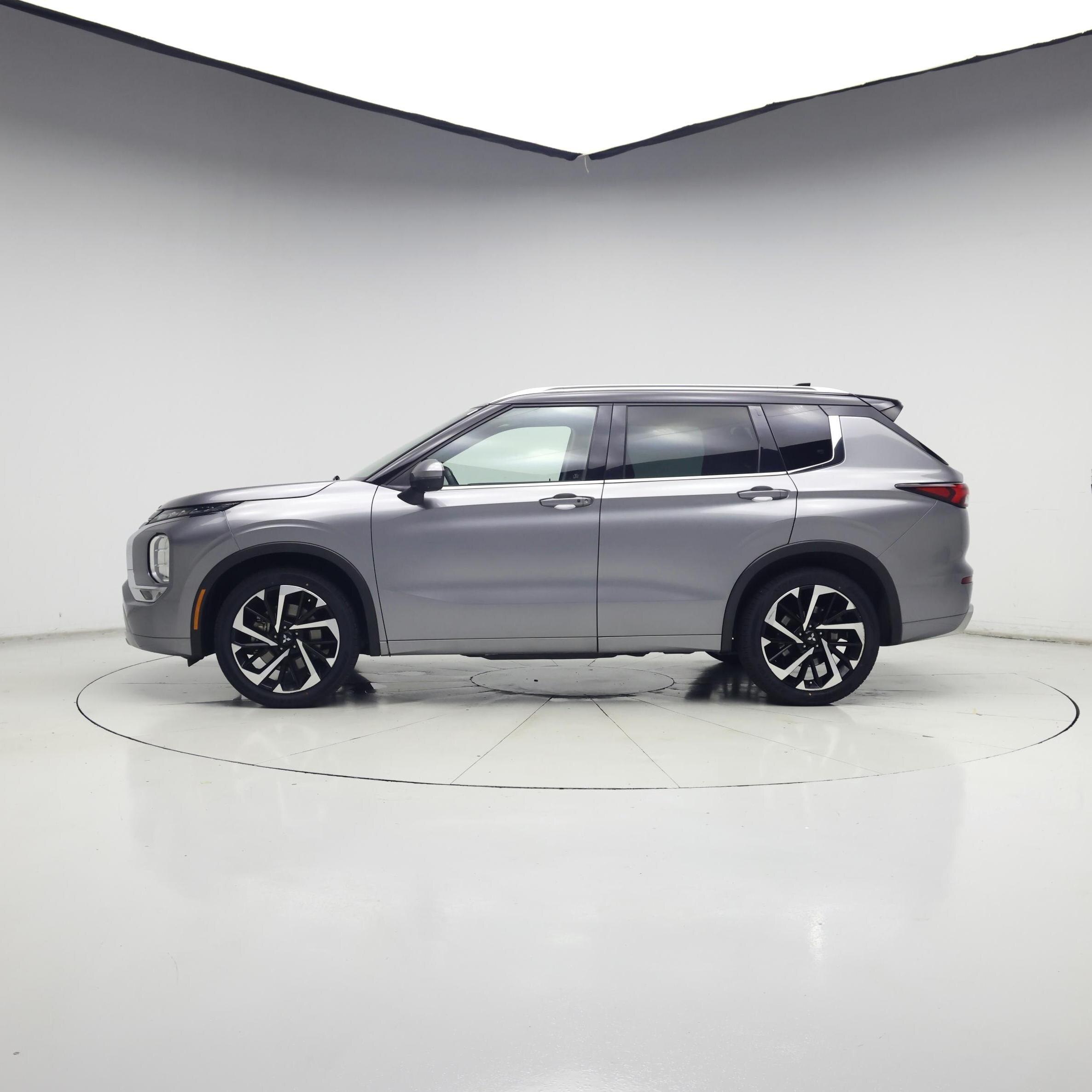 Thumbnail: 2023 Mitsubishi Outlander - 3